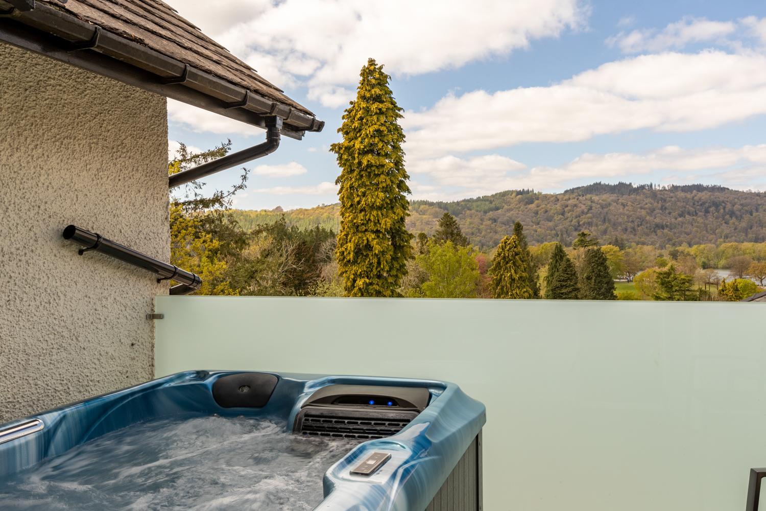 Lake Suite with Hot Tub photo 2