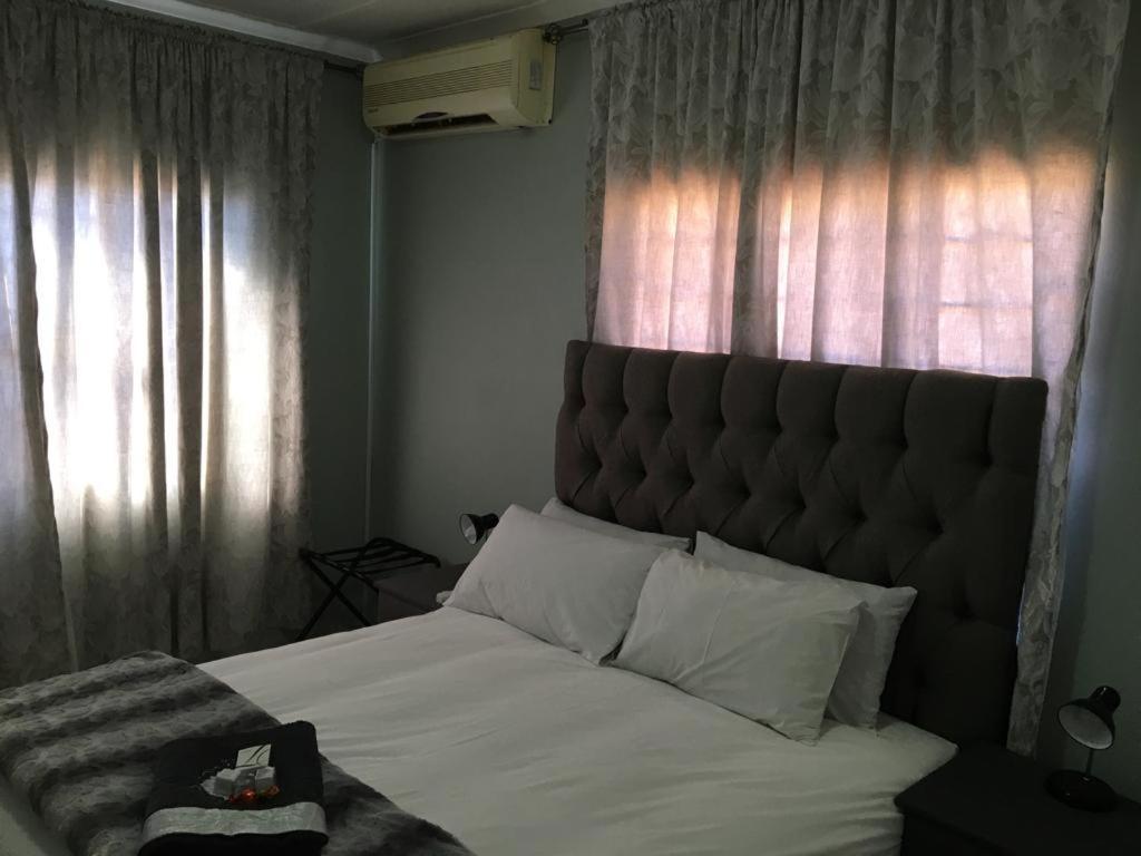 Standard Double Room - Photo 3