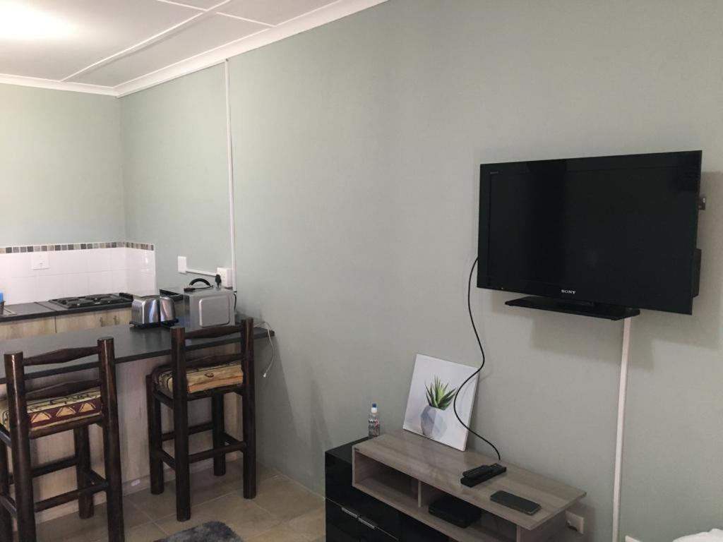 Standard Twin Room - Photo 2