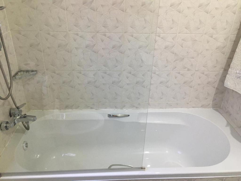 Standard Twin Room - Photo 9