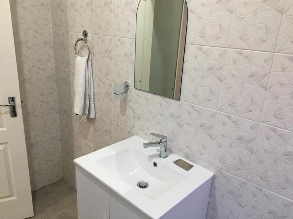 Standard Twin Room - Photo 10