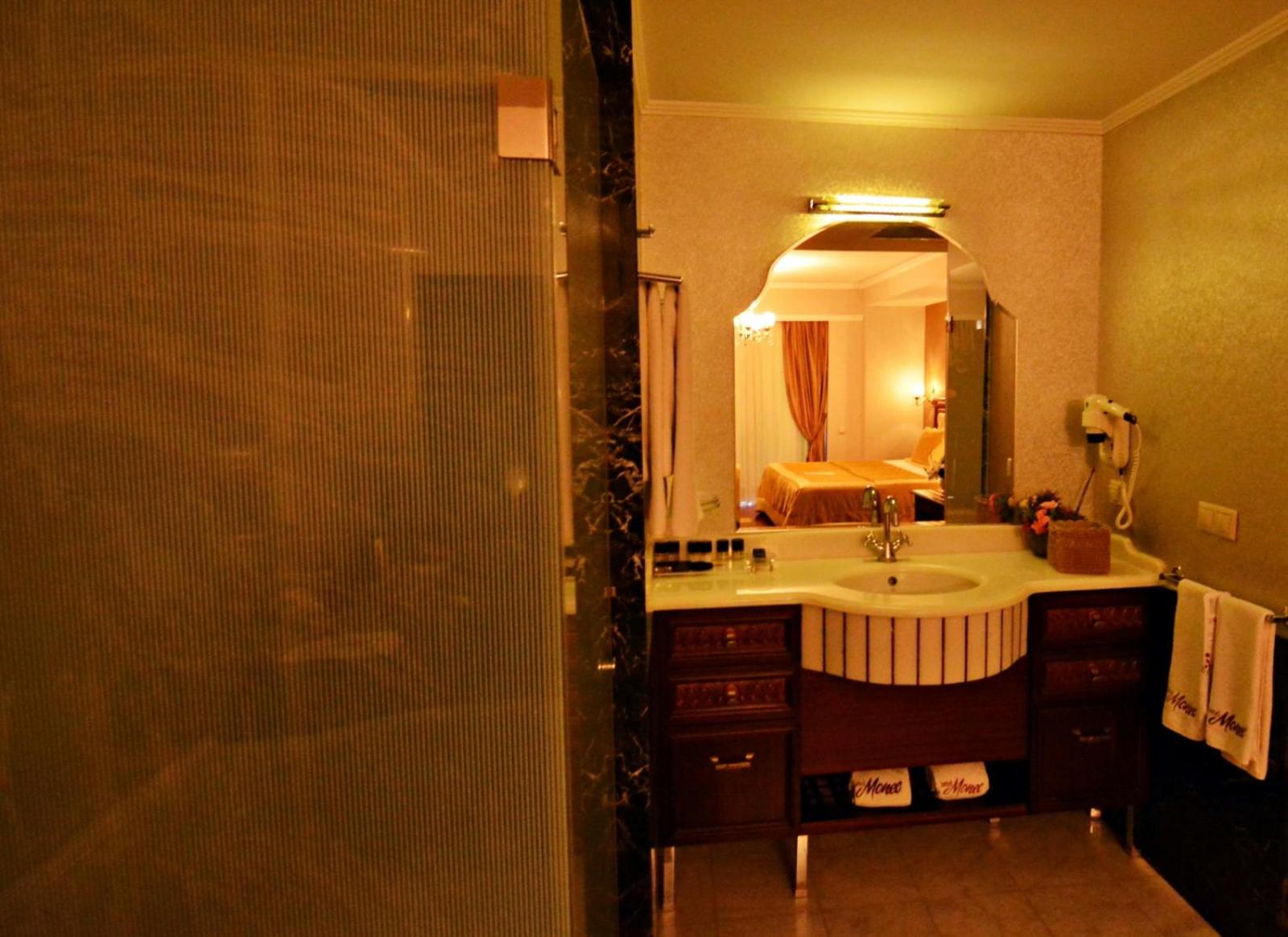 Deluxe Room - Photo 10