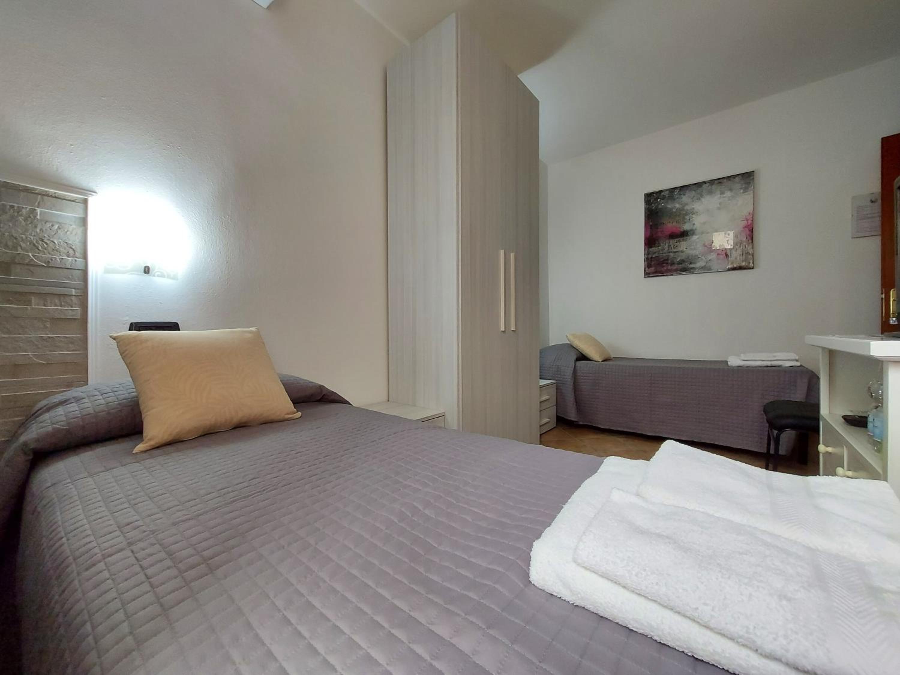 Twin Room with Private External Bathroom - Photo 2