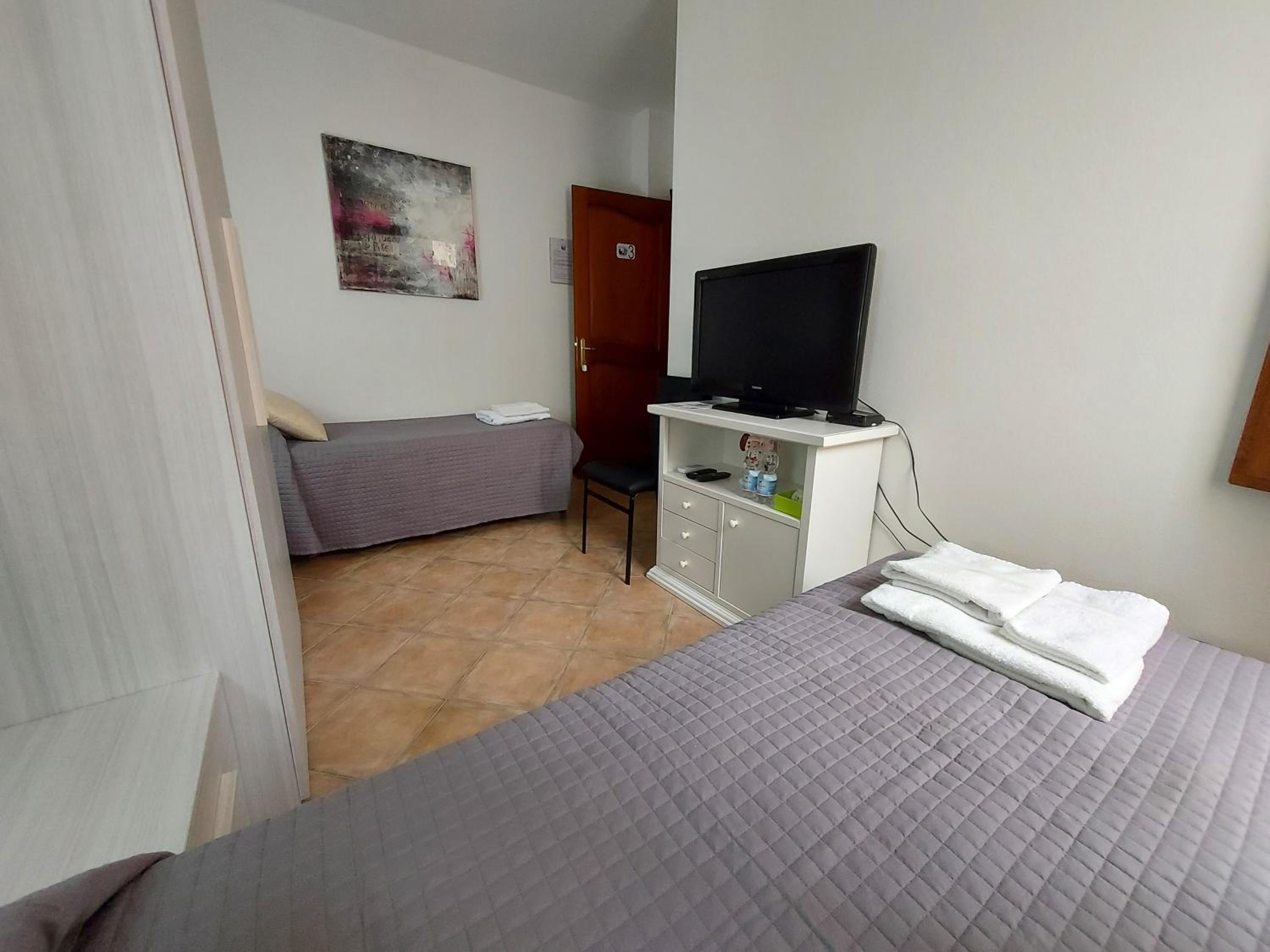 Twin Room with Private External Bathroom - Photo 3