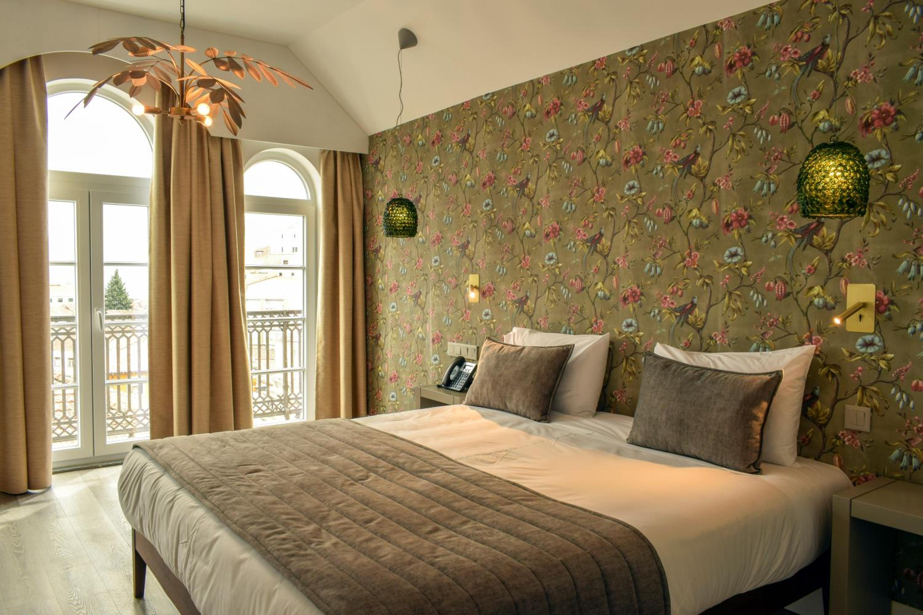 Executive Suite - Photo 1