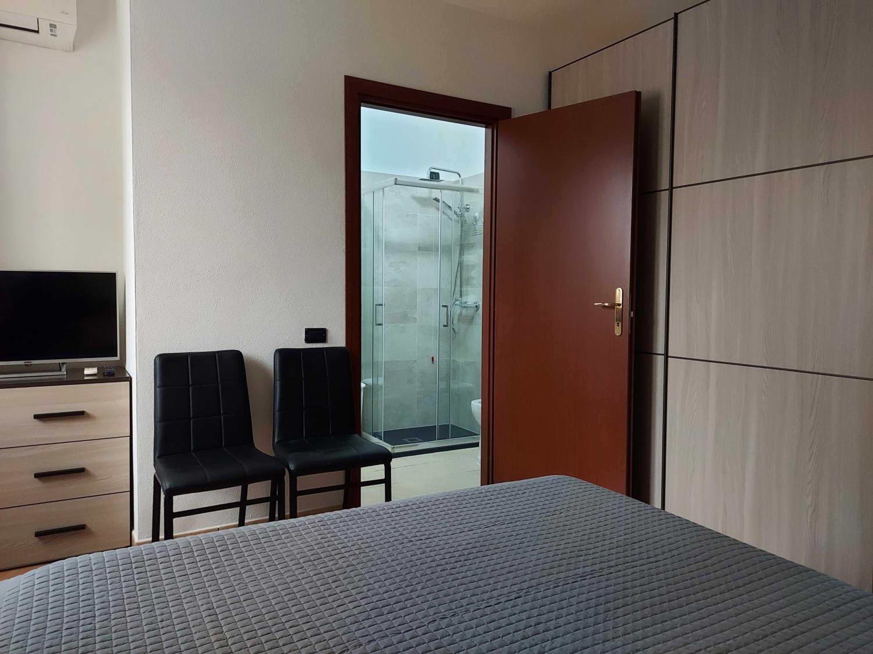 Double Room with Private Bathroom - Photo 8