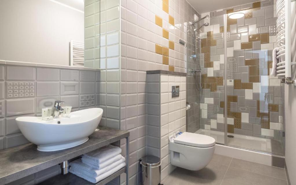 Double or Twin Room - Photo 6