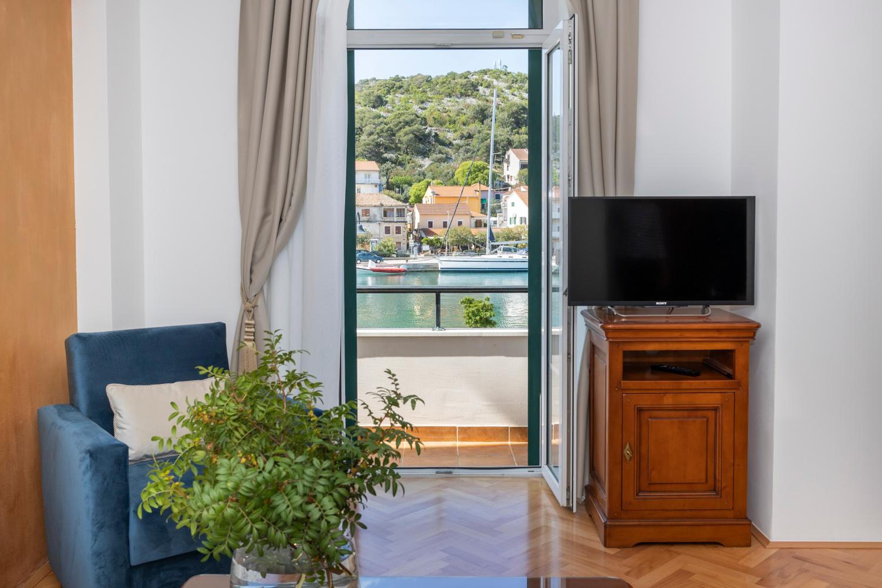 Junior Suite with Balcony and Sea View - Photo 7