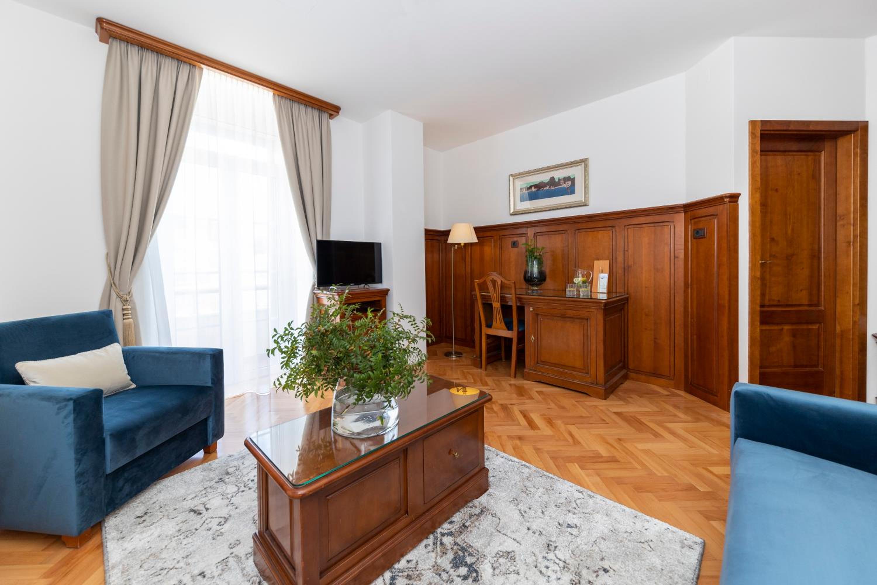 Junior Suite with Balcony and Sea View - Photo 4