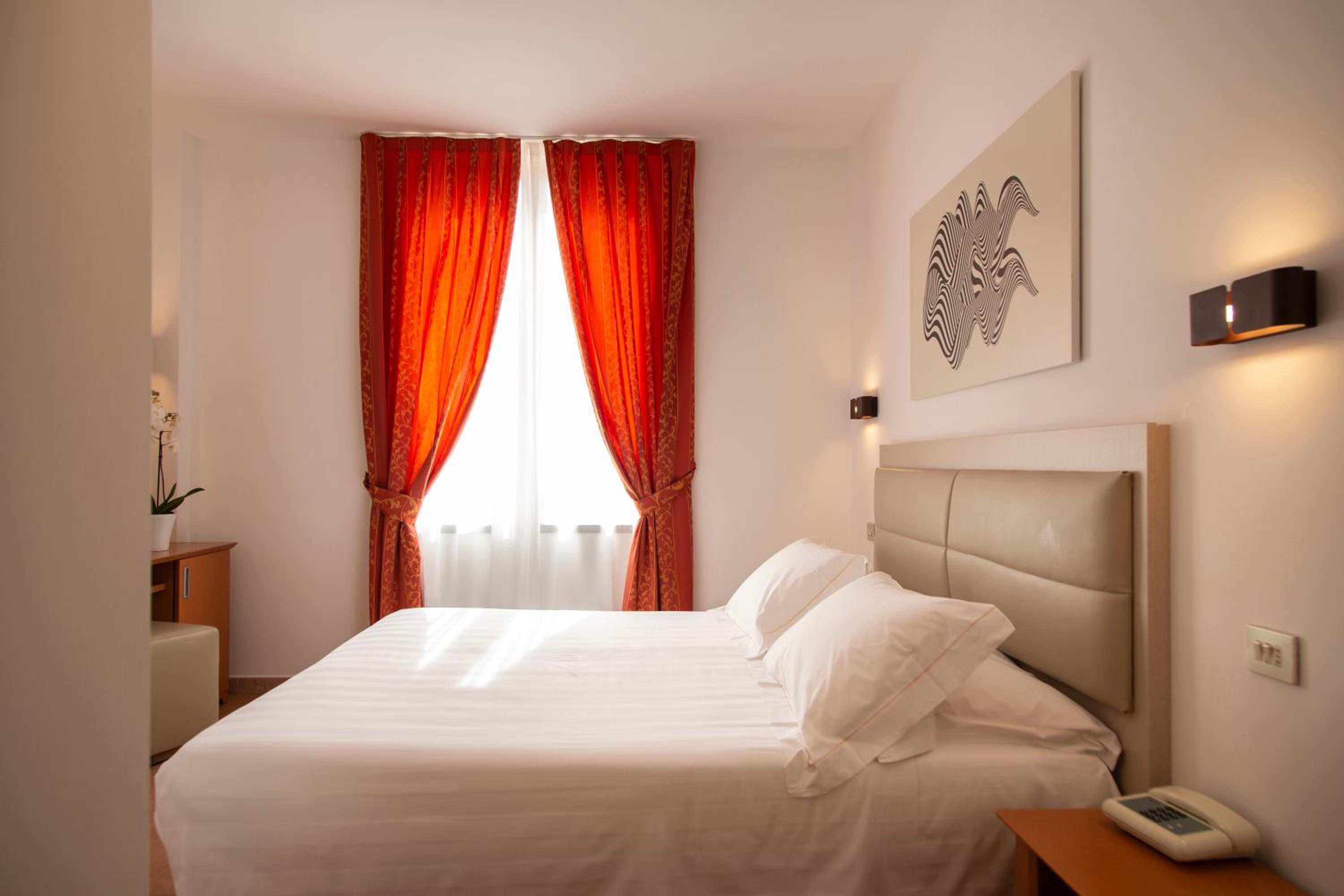Standard Double or Twin Room photo 1