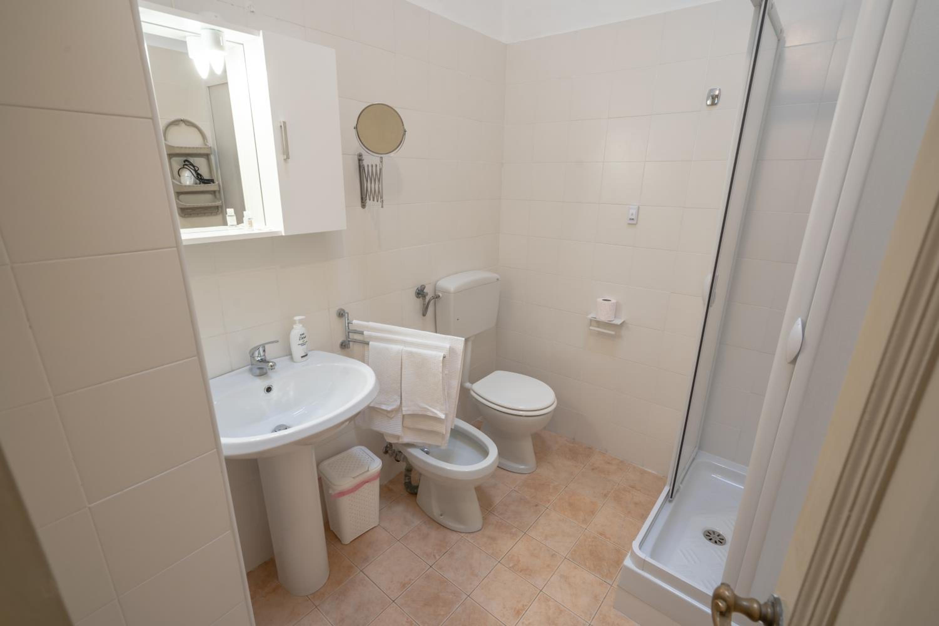Double Room with Balcony - Photo 3