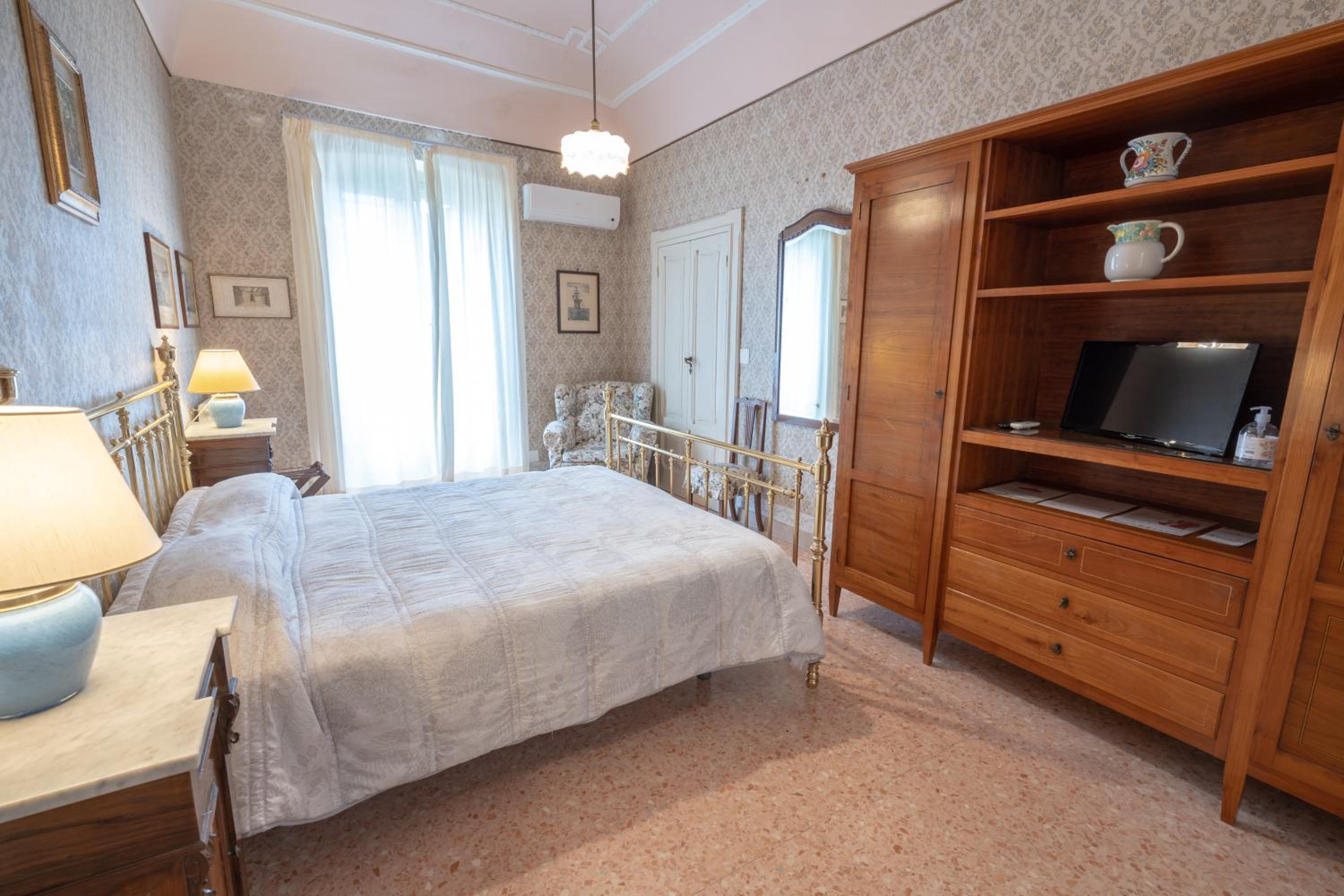 Double Room with Balcony - Photo 1