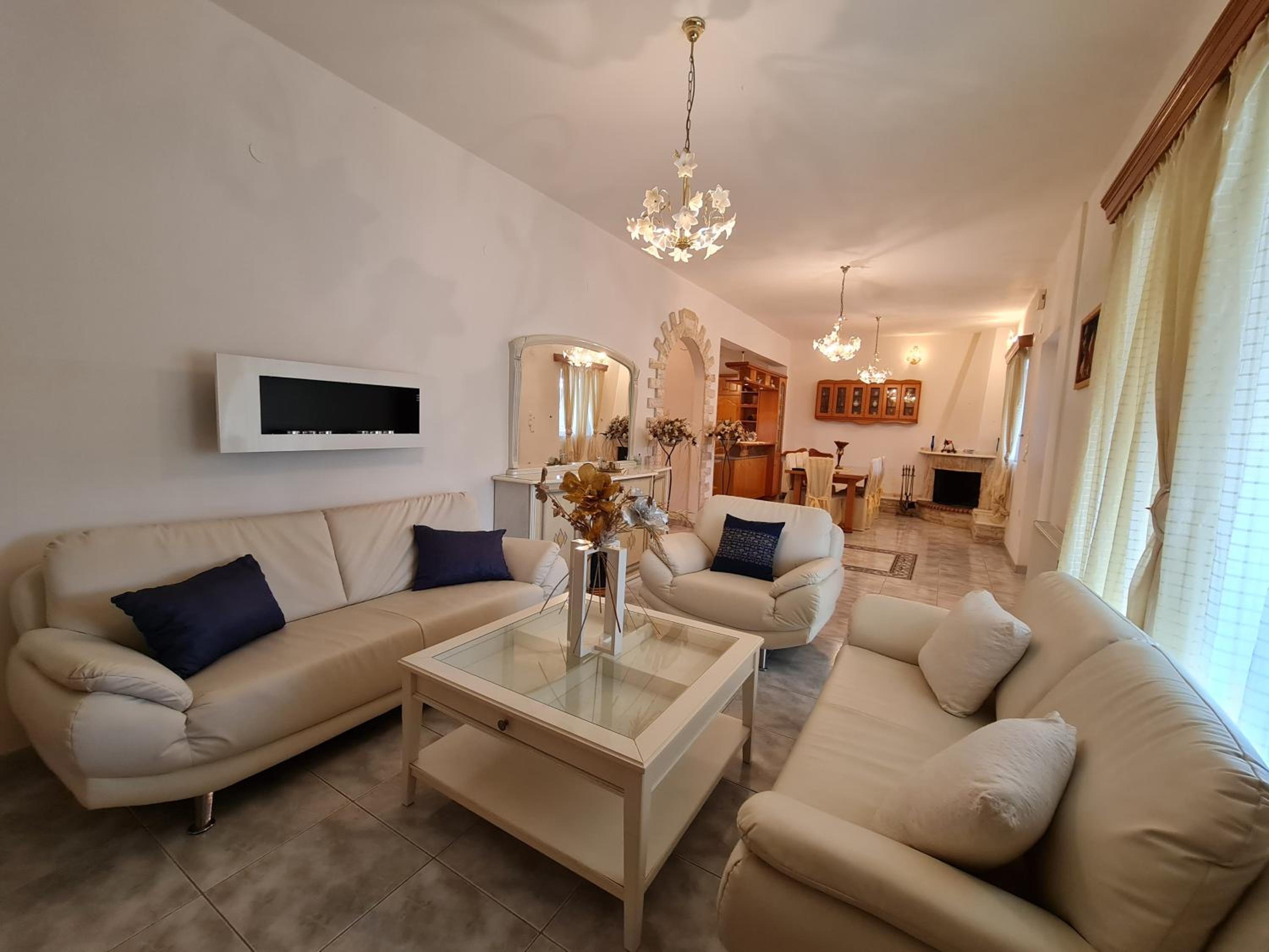 Three-Bedroom Apartment - Photo 8