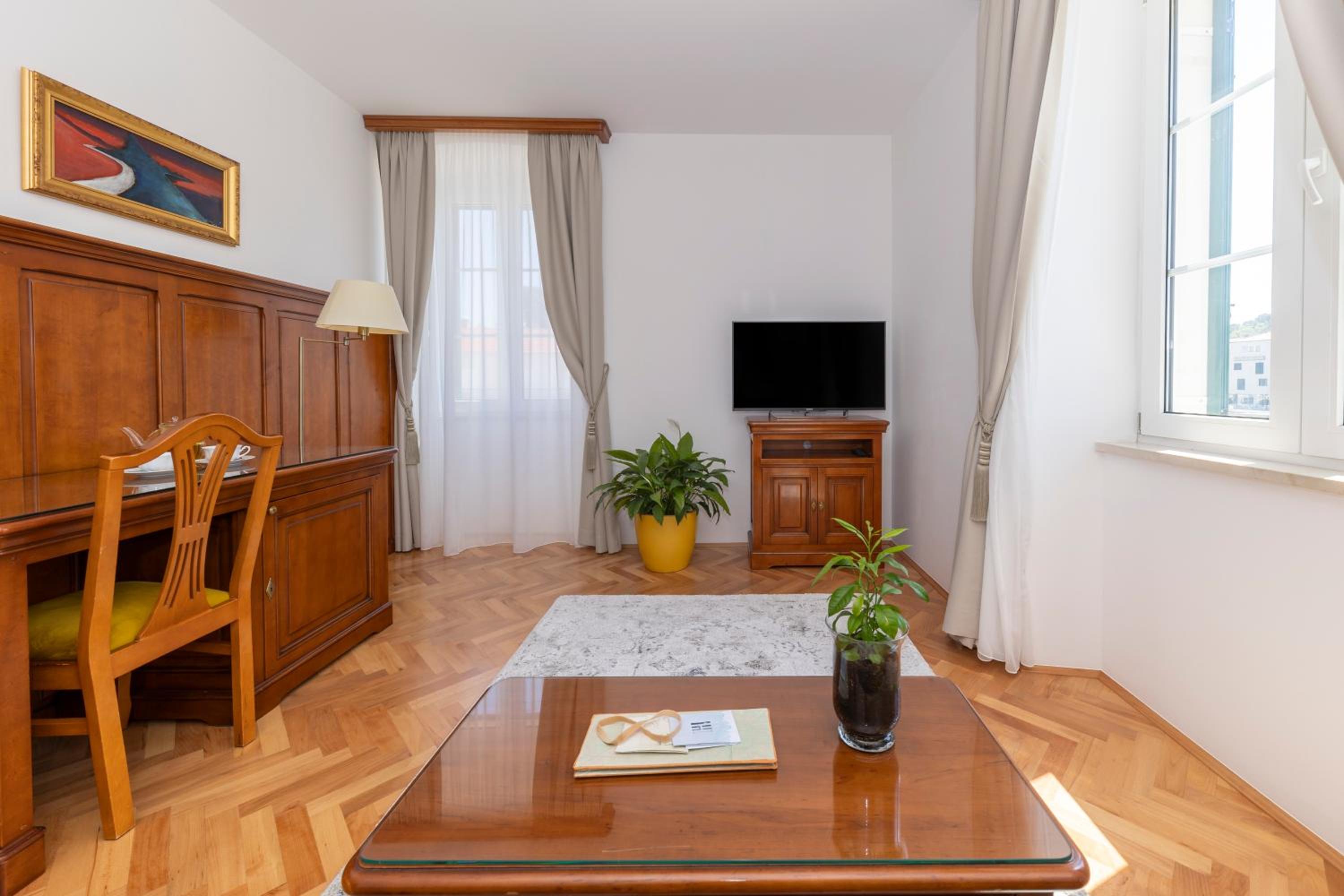 Deluxe Double Room with Sea View - Photo 5