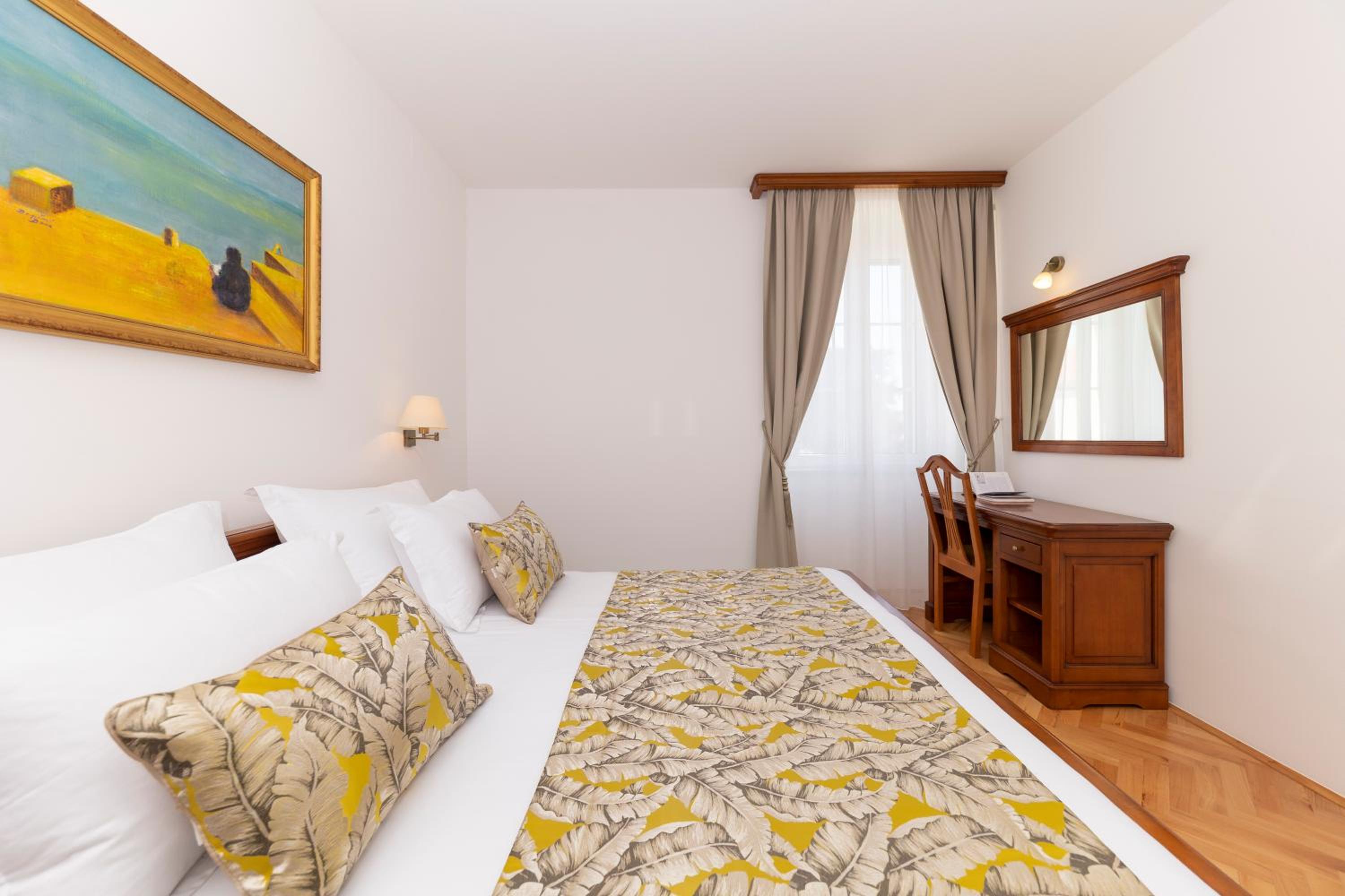 Deluxe Double Room with Sea View - Photo 4