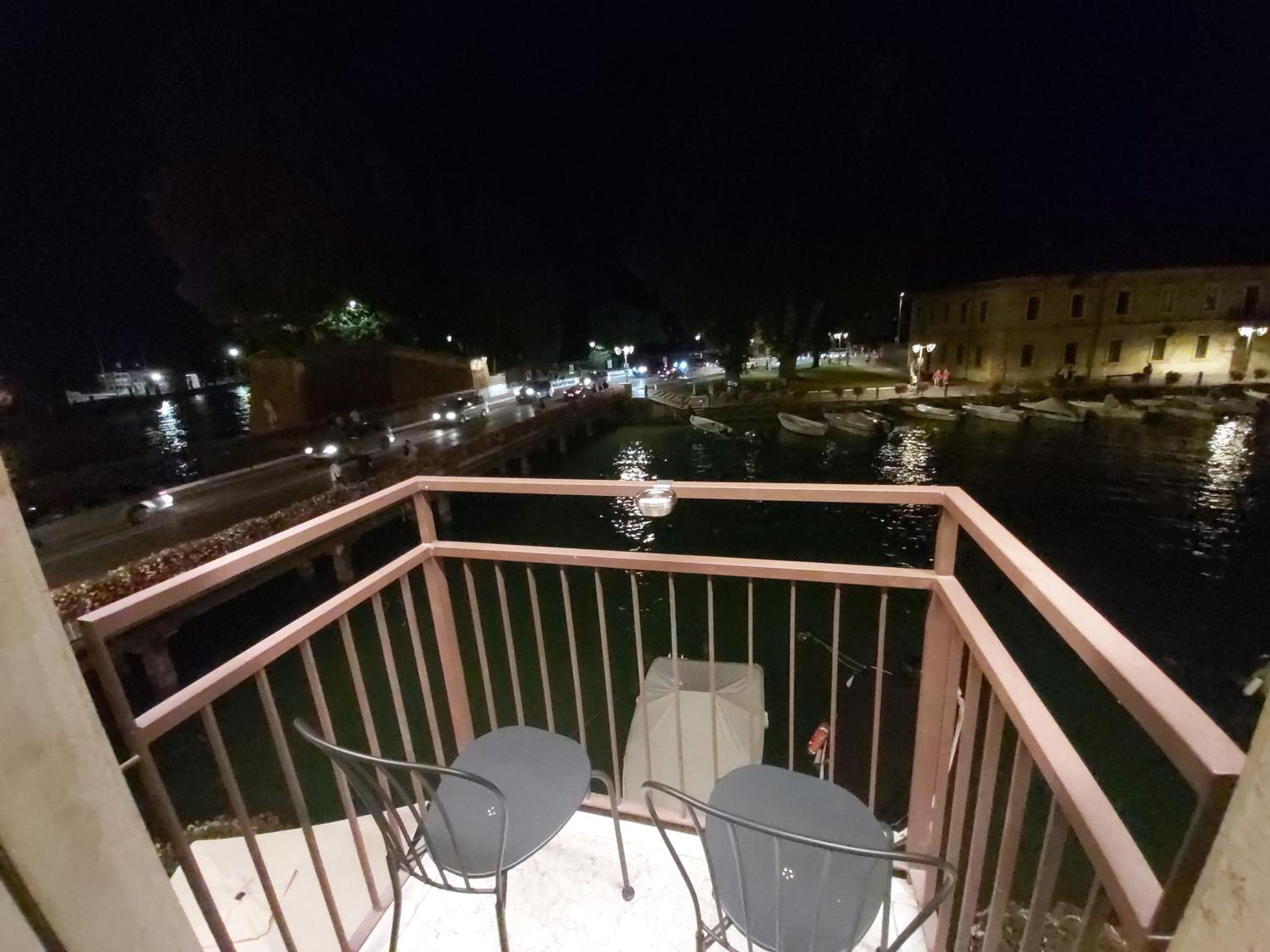 Double Room with Balcony - Photo 3