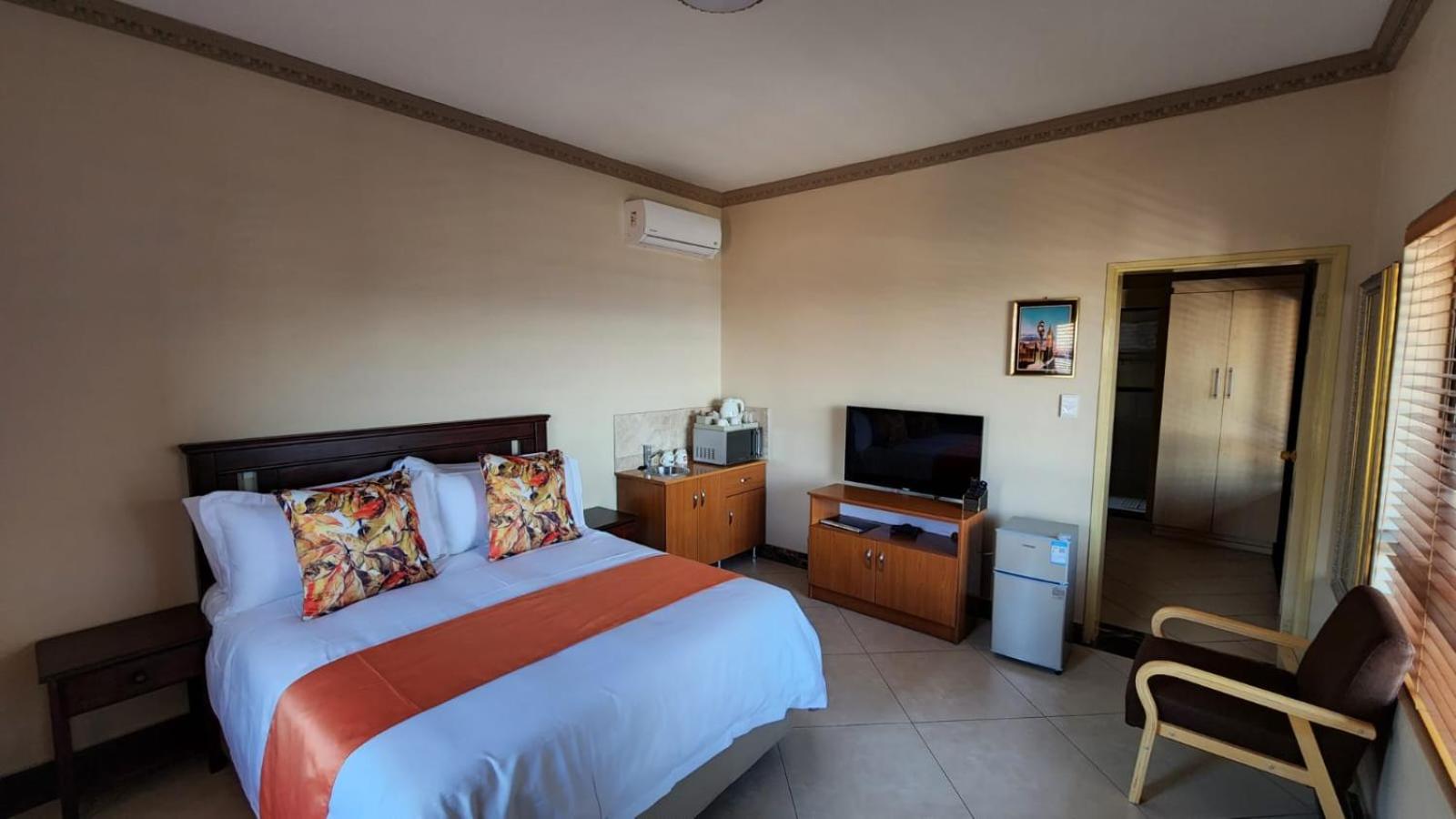 Classic King Room - Photo 6