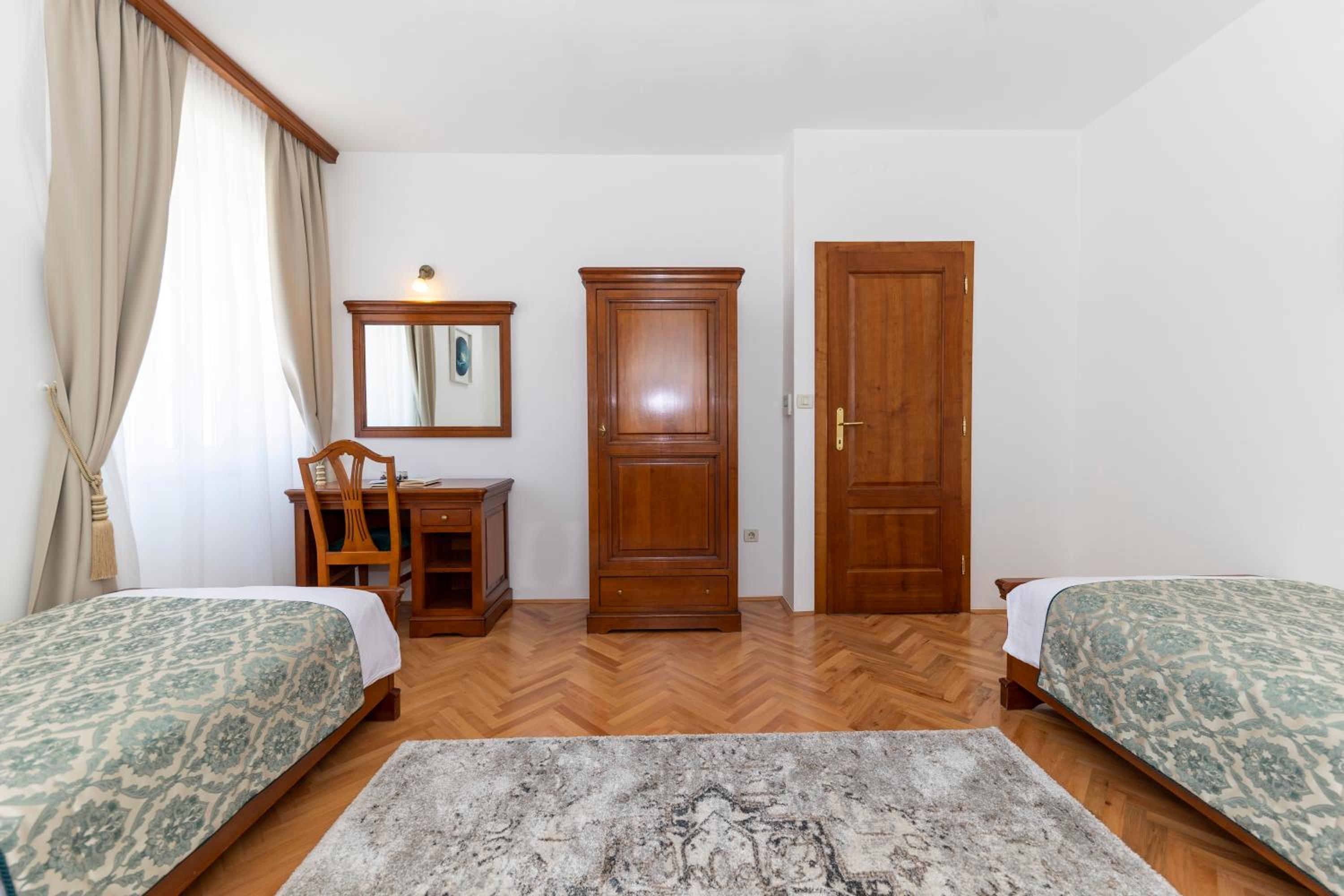 Deluxe Twin Room with Sea View - Photo 5