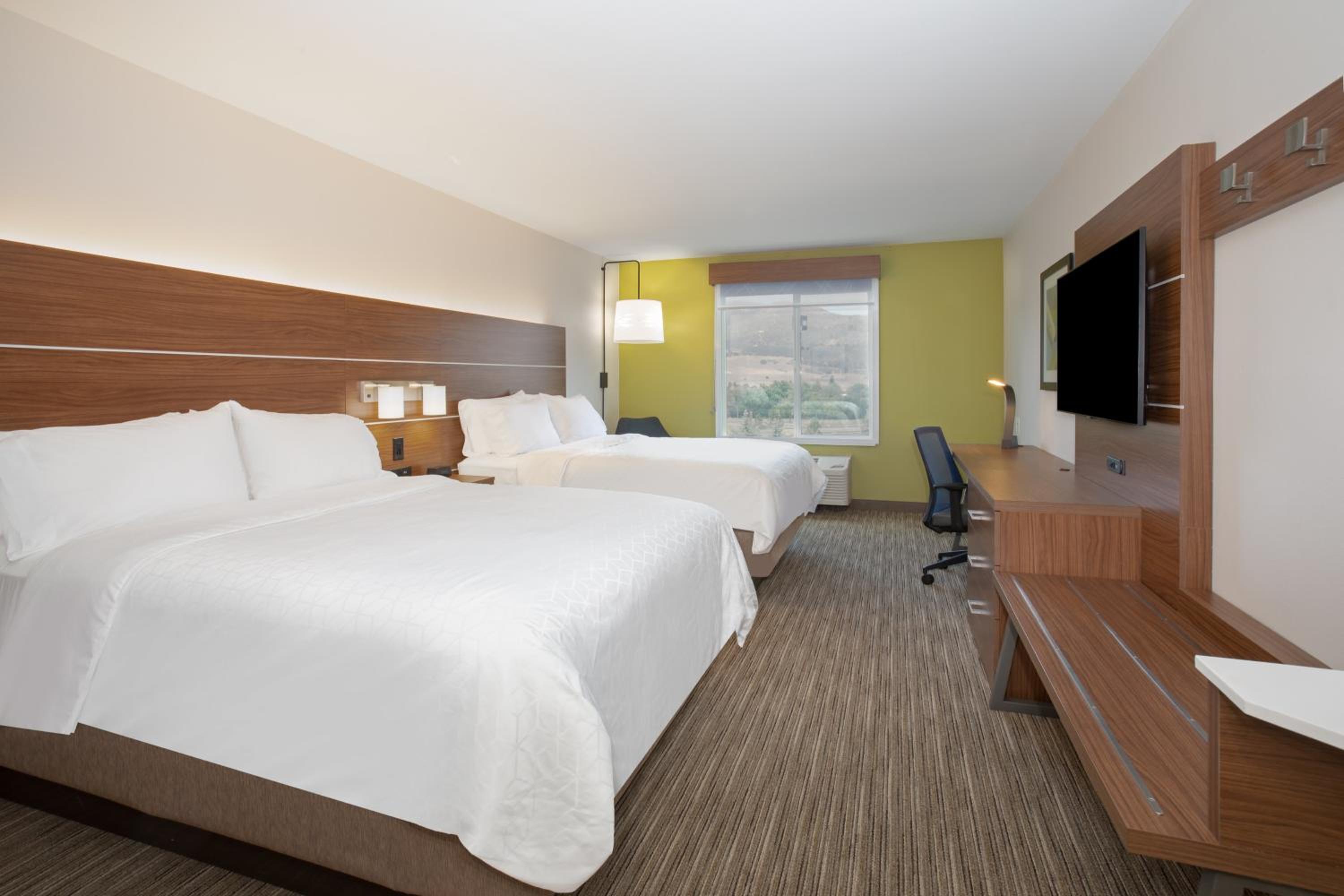 Standard Queen Room with Two Queen Beds - Photo 5