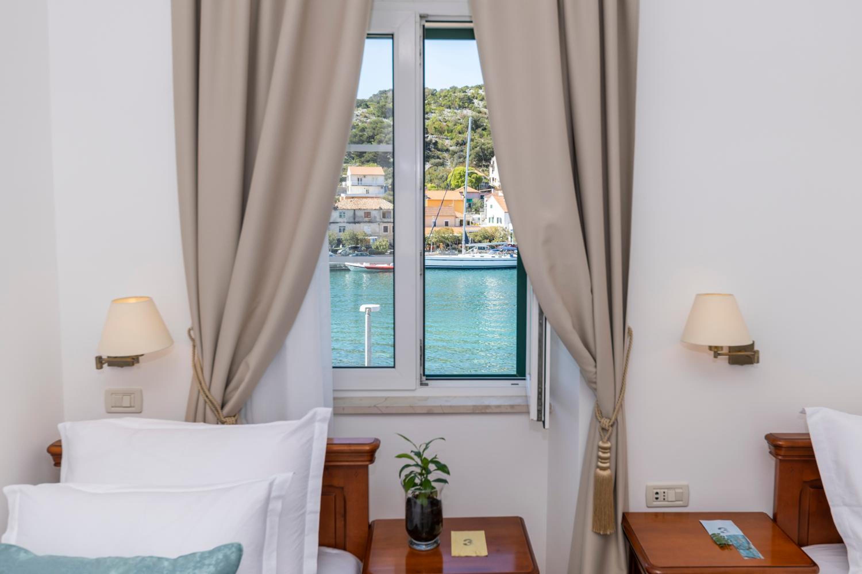 Deluxe Twin Room with Sea View - Photo 10