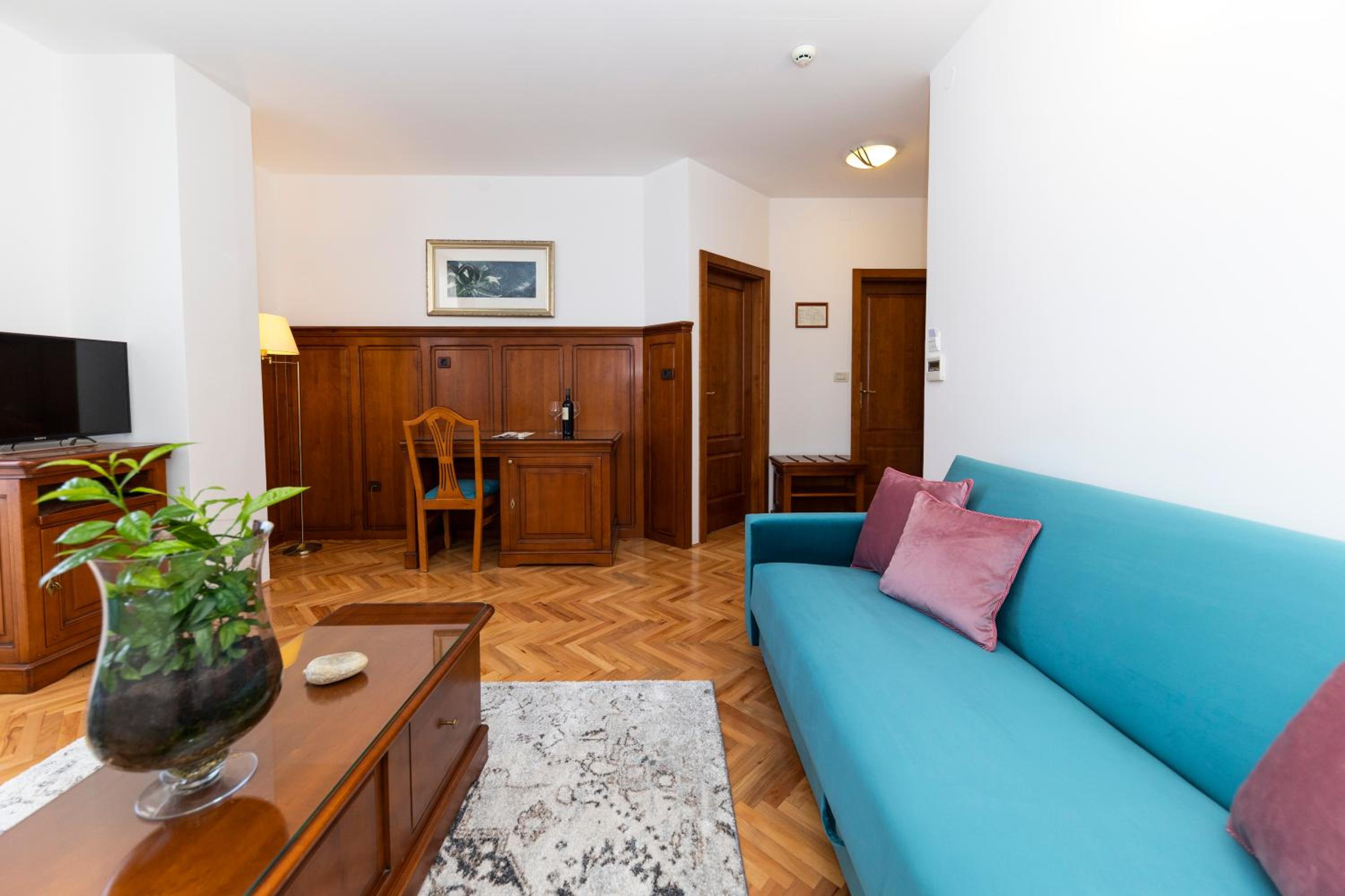 Deluxe Twin Room with Sea View - Photo 7