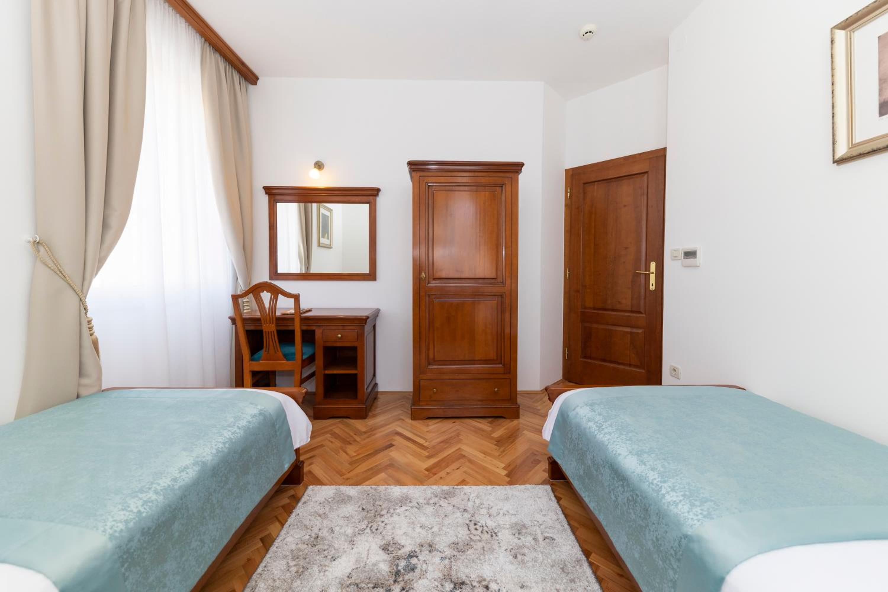 Deluxe Twin Room with Sea View - Photo 9