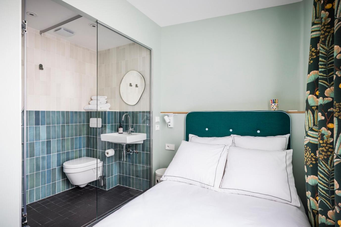 Single Room - La petite Amie photo 1