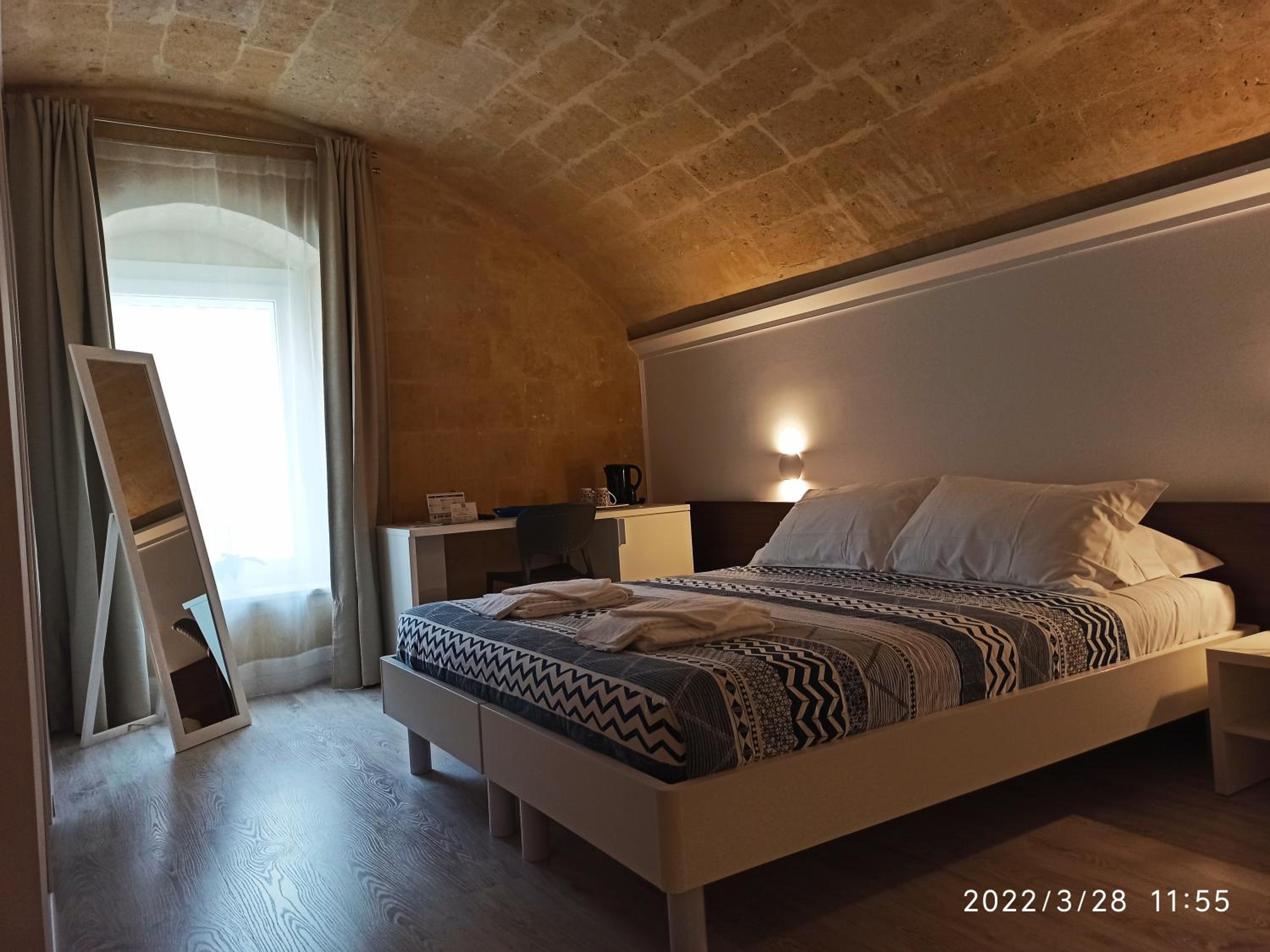 Large Double or Twin Room - Photo 10