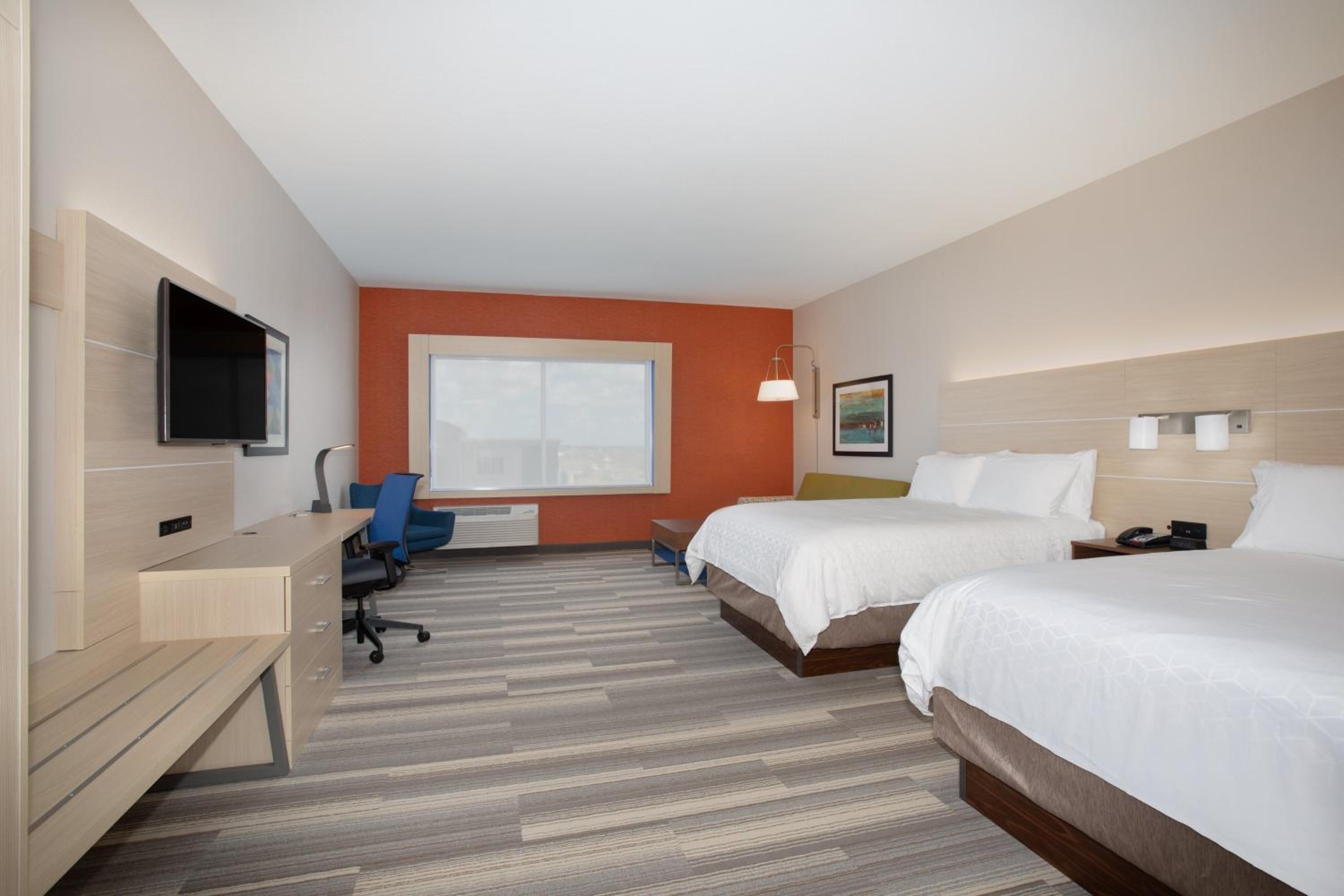 Standard Queen Room with Two Queen Beds - Photo 2