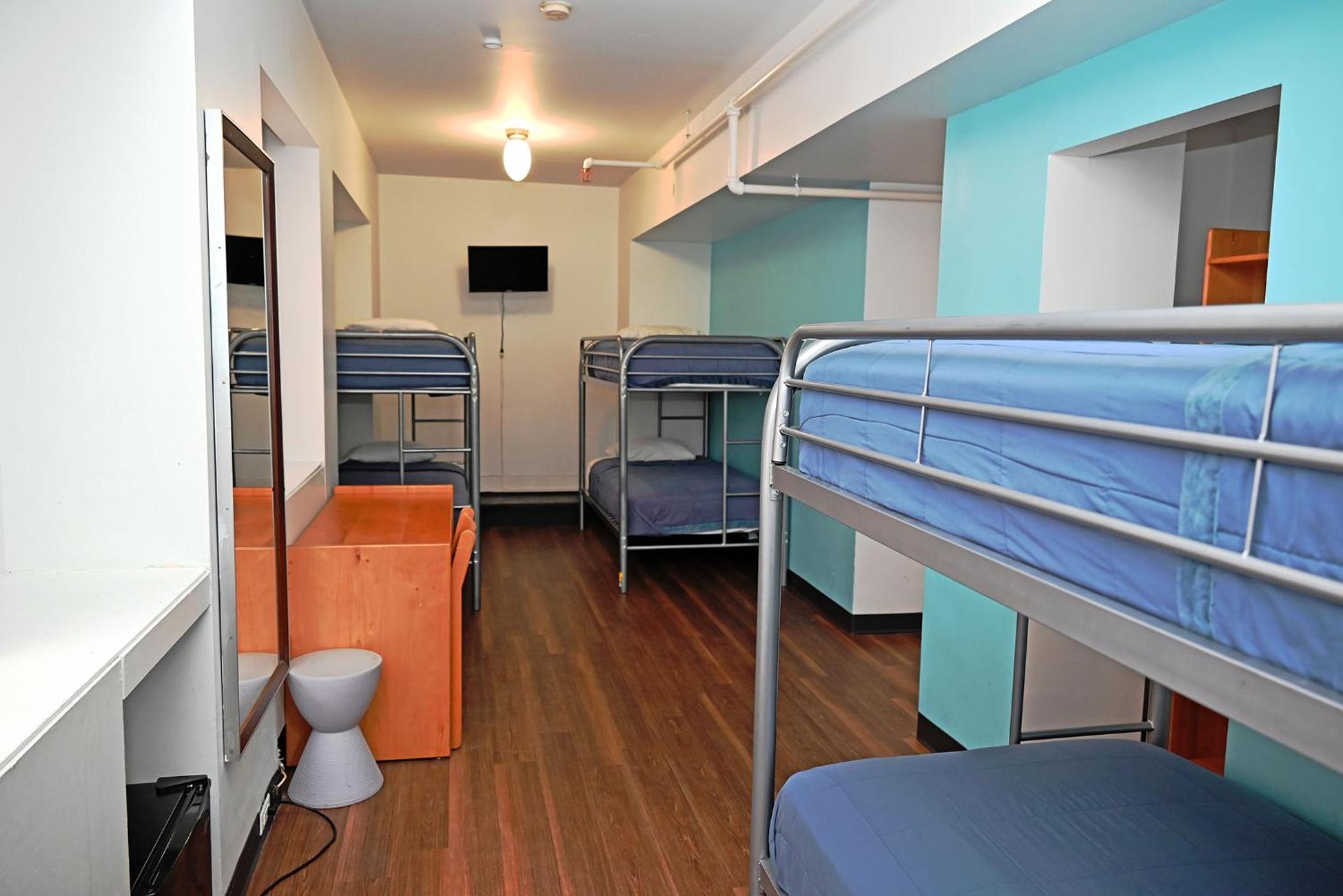 Private 6-Bed Dormitory Room with Shared Bathroom photo 2