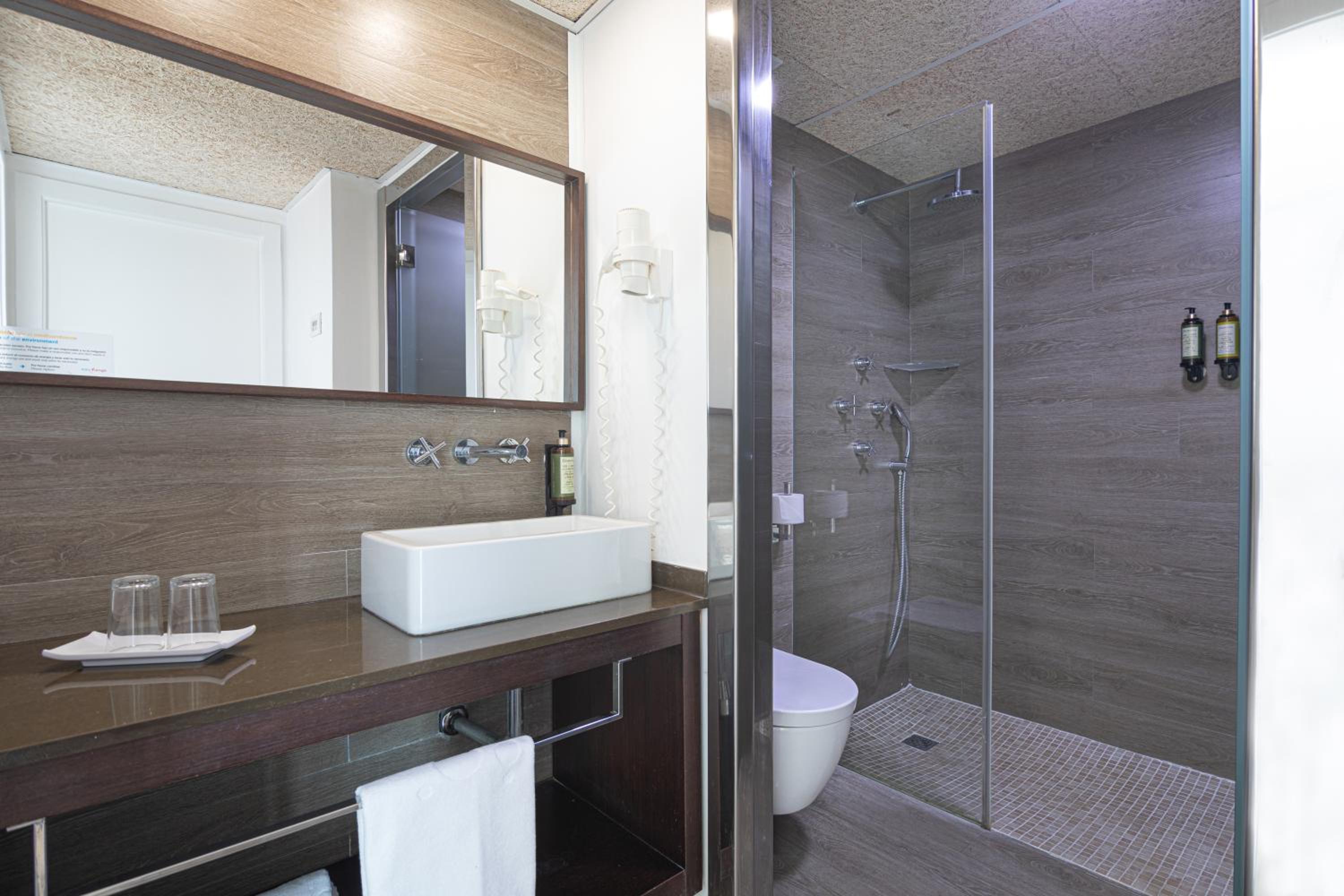 Suite with Pool View - Single Use photo 3