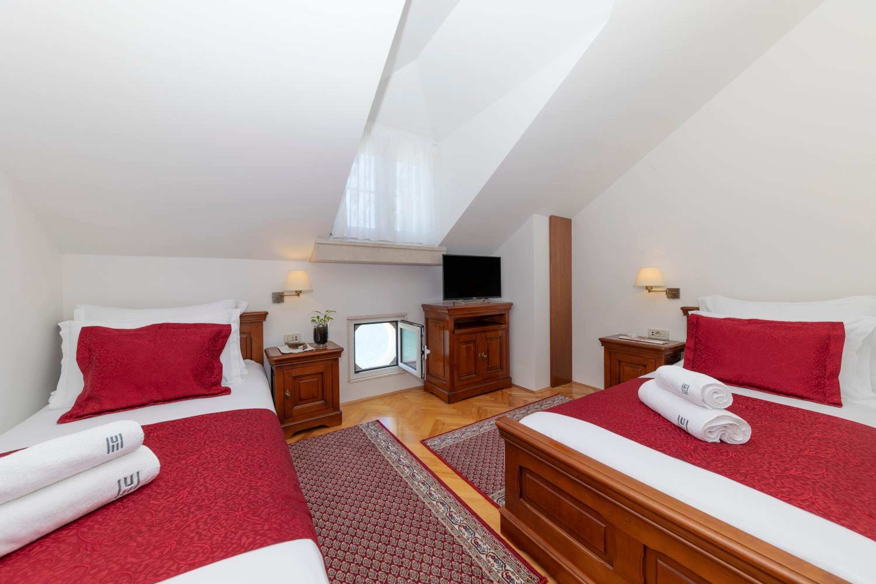 Standard Twin Room - Photo 7