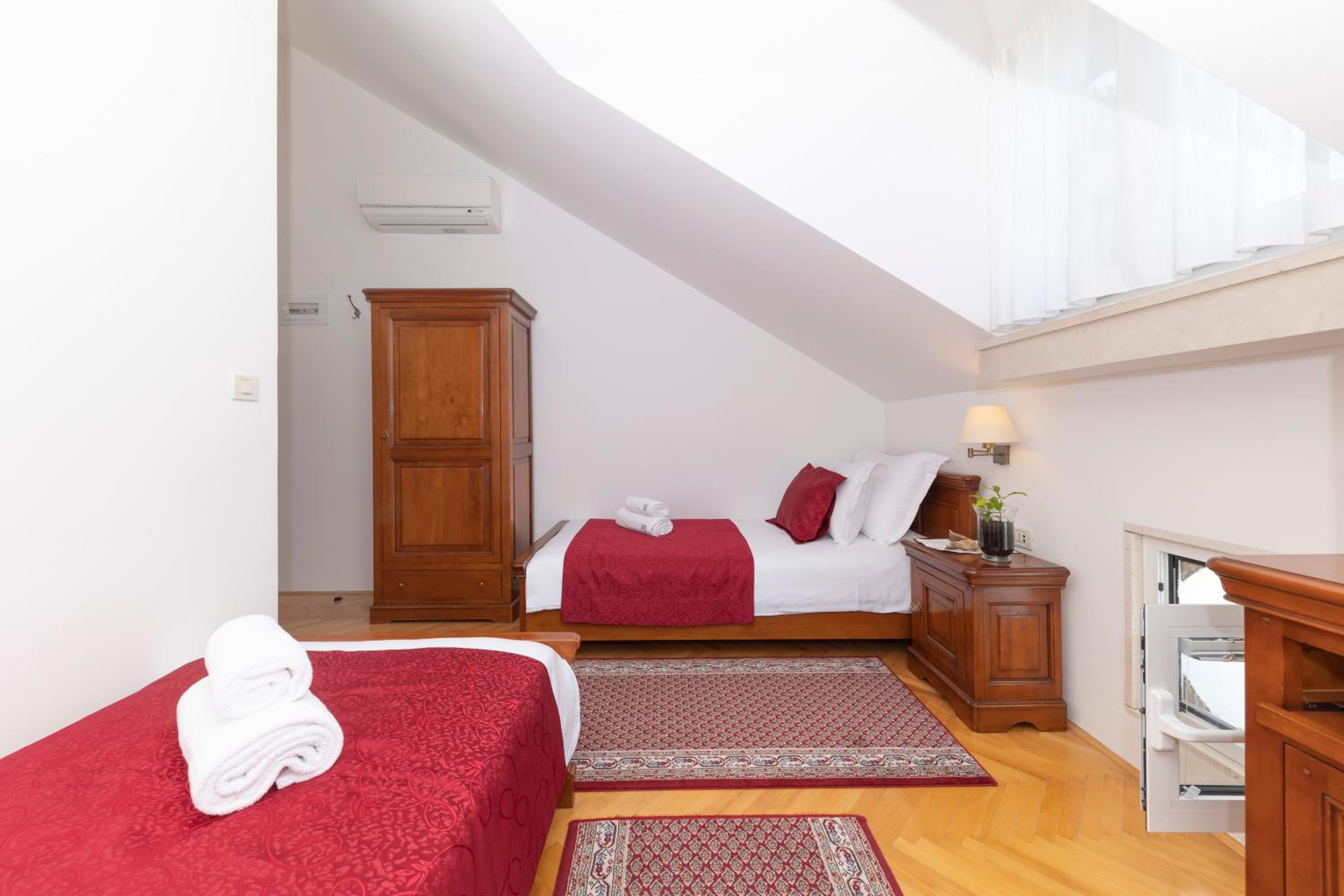 Standard Twin Room - Photo 8