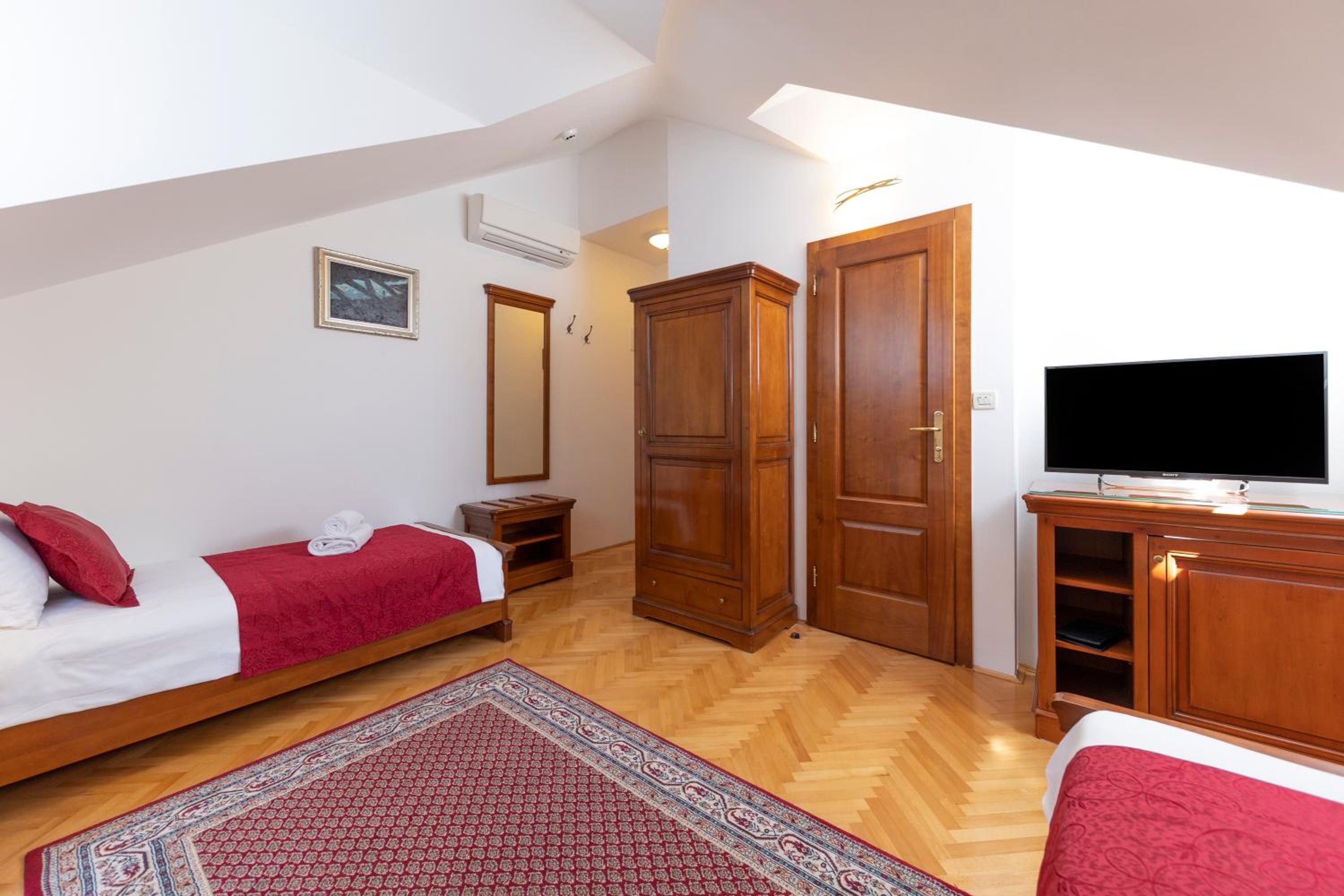 Standard Twin Room - Photo 4