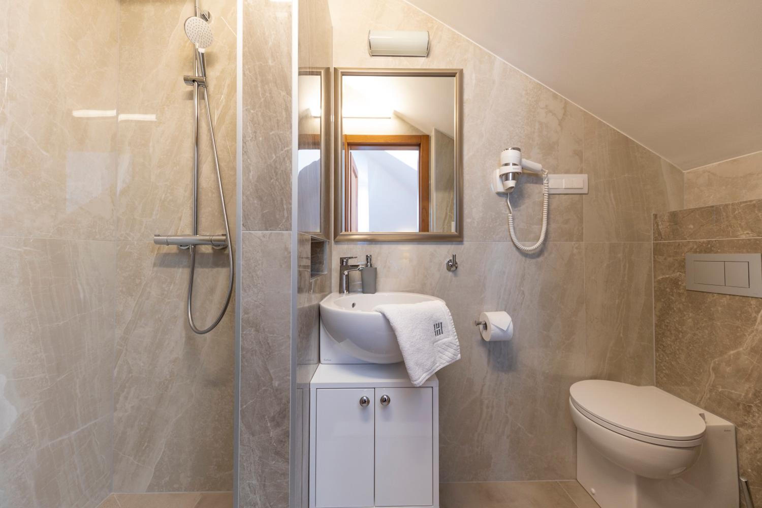 Standard Twin Room - Photo 6