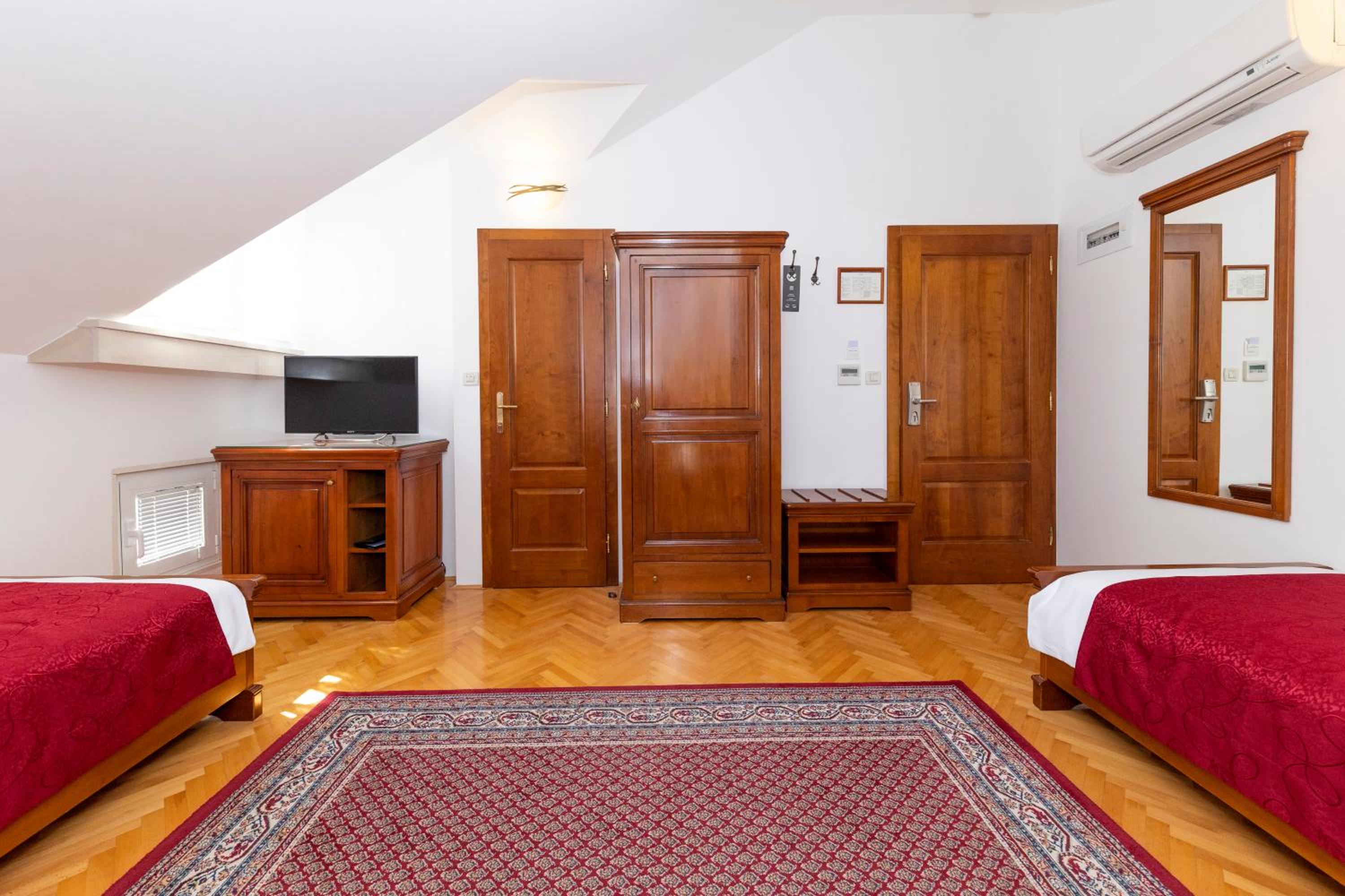 Standard Twin Room - Photo 2