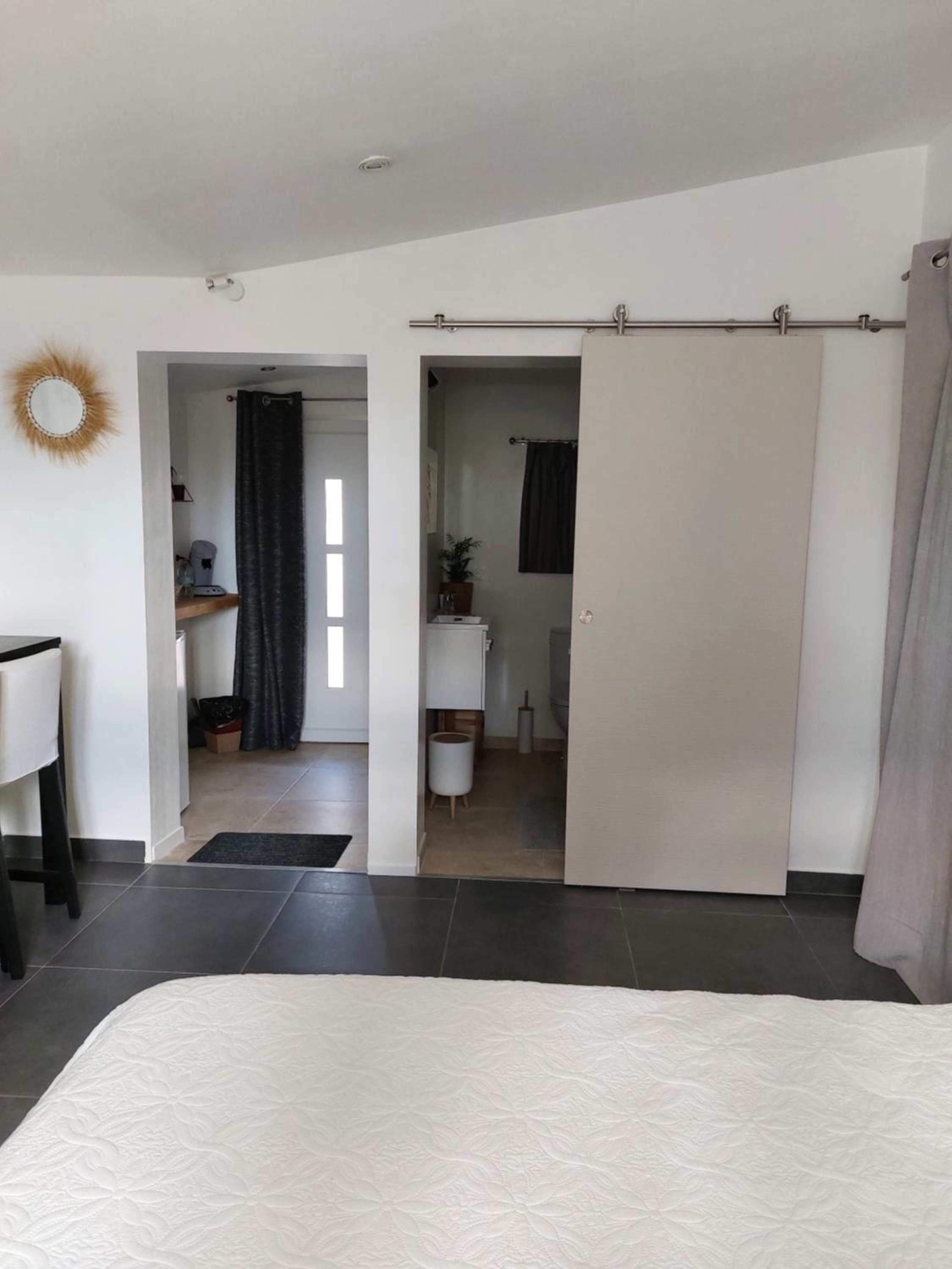 Deluxe Room (2 Adults + 1 Child) - Photo 2