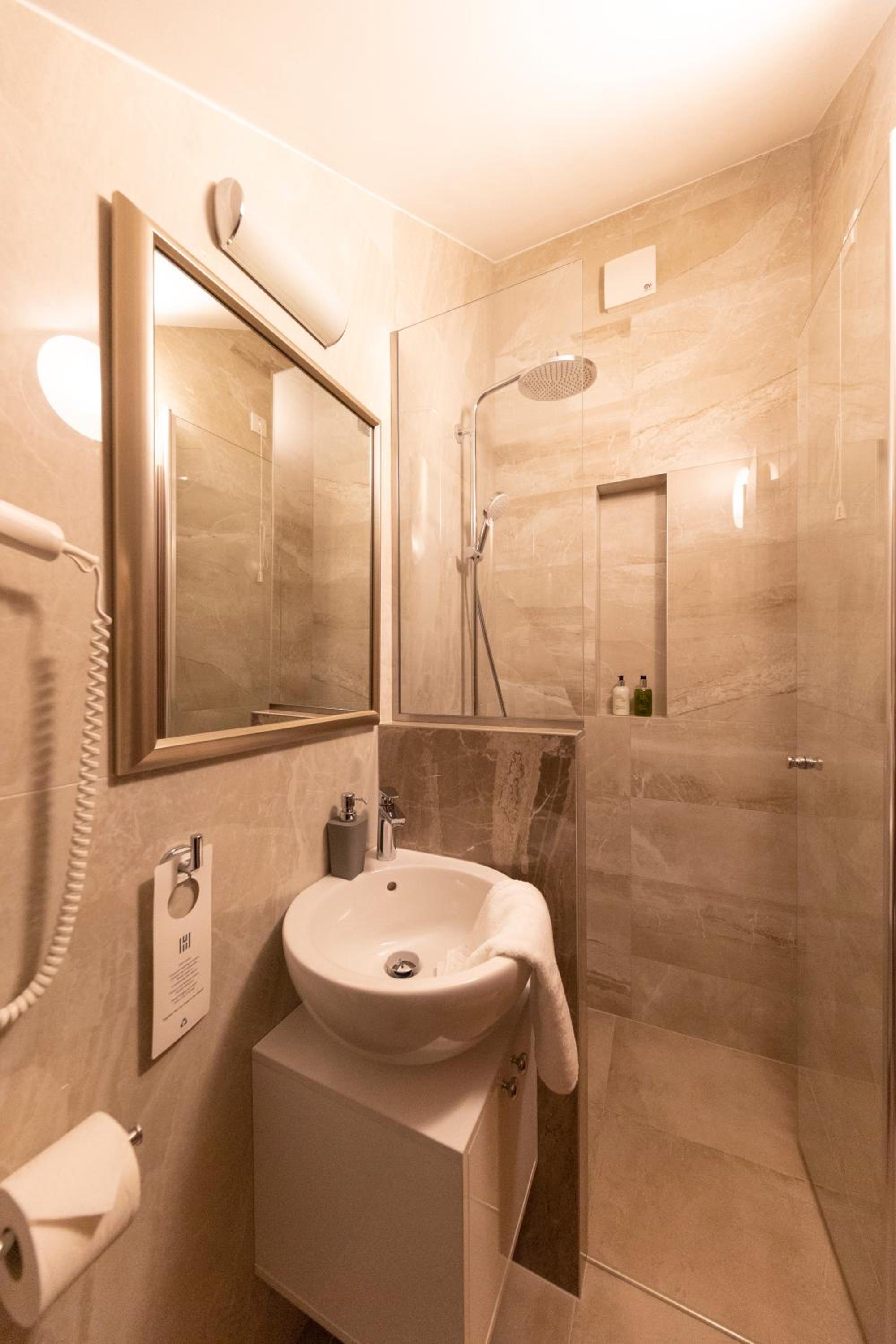 Standard Twin Room - Photo 3