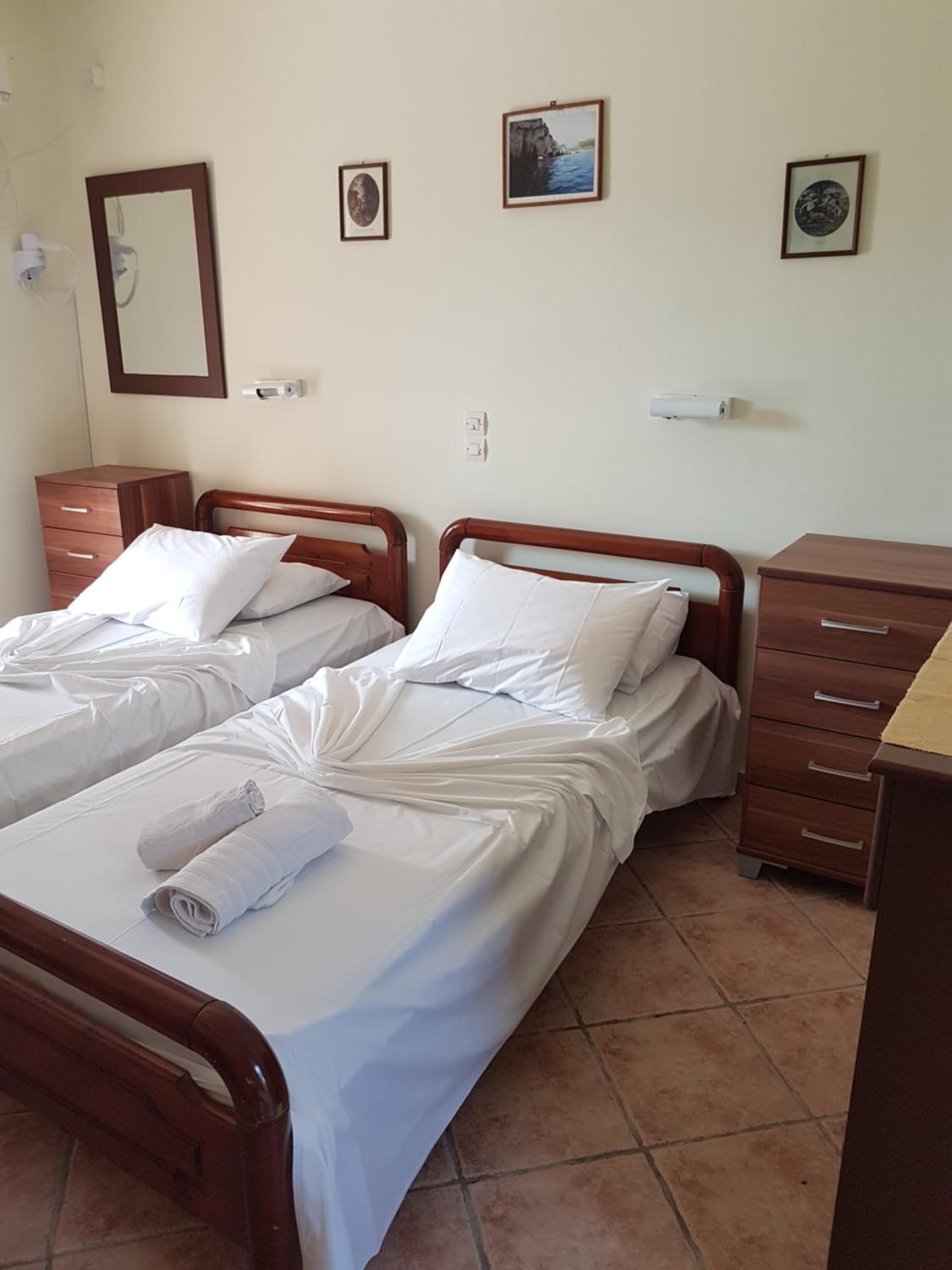 Twin Room with Private Bathroom - Photo 10