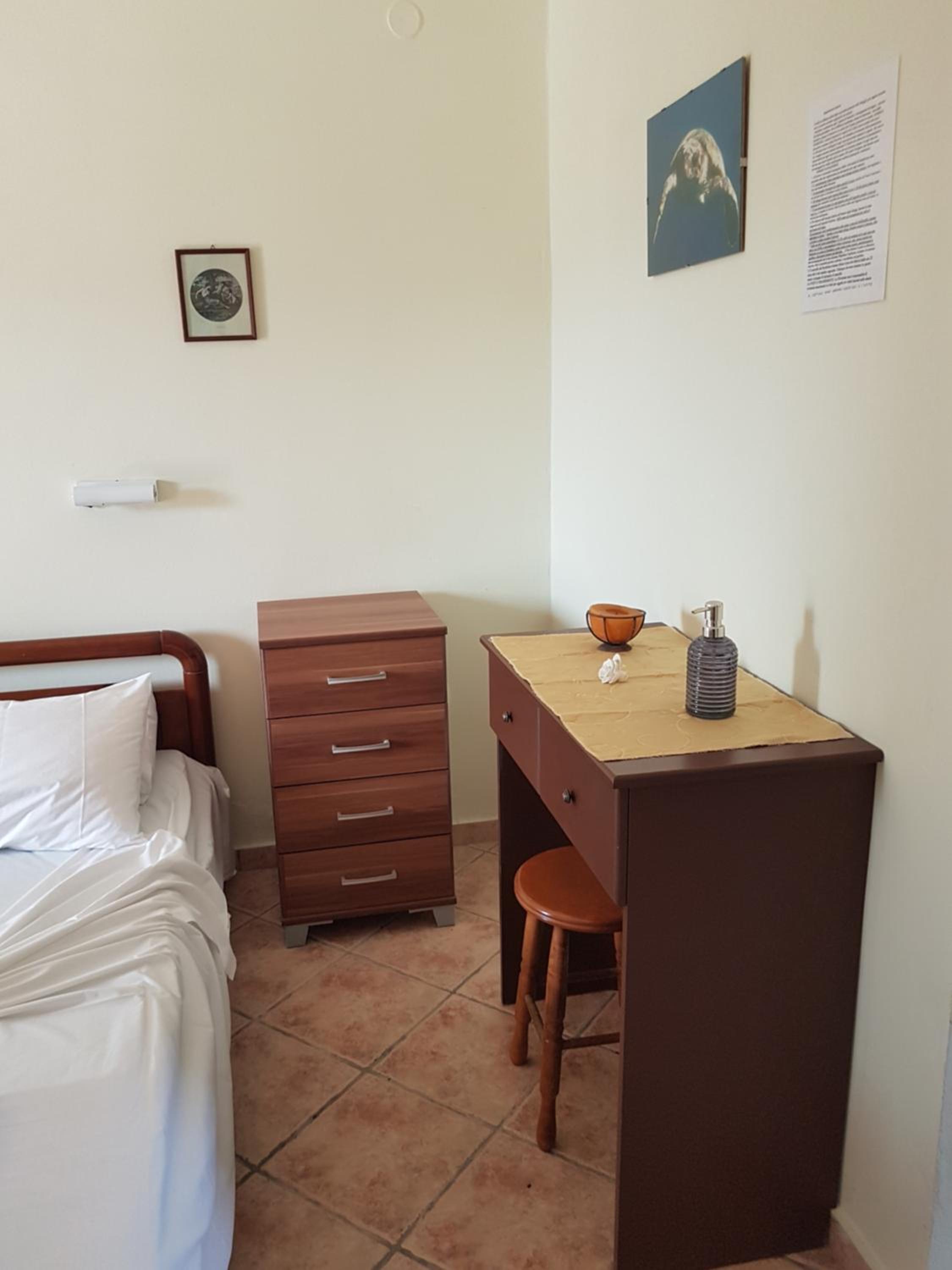 Twin Room with Private Bathroom - Photo 9