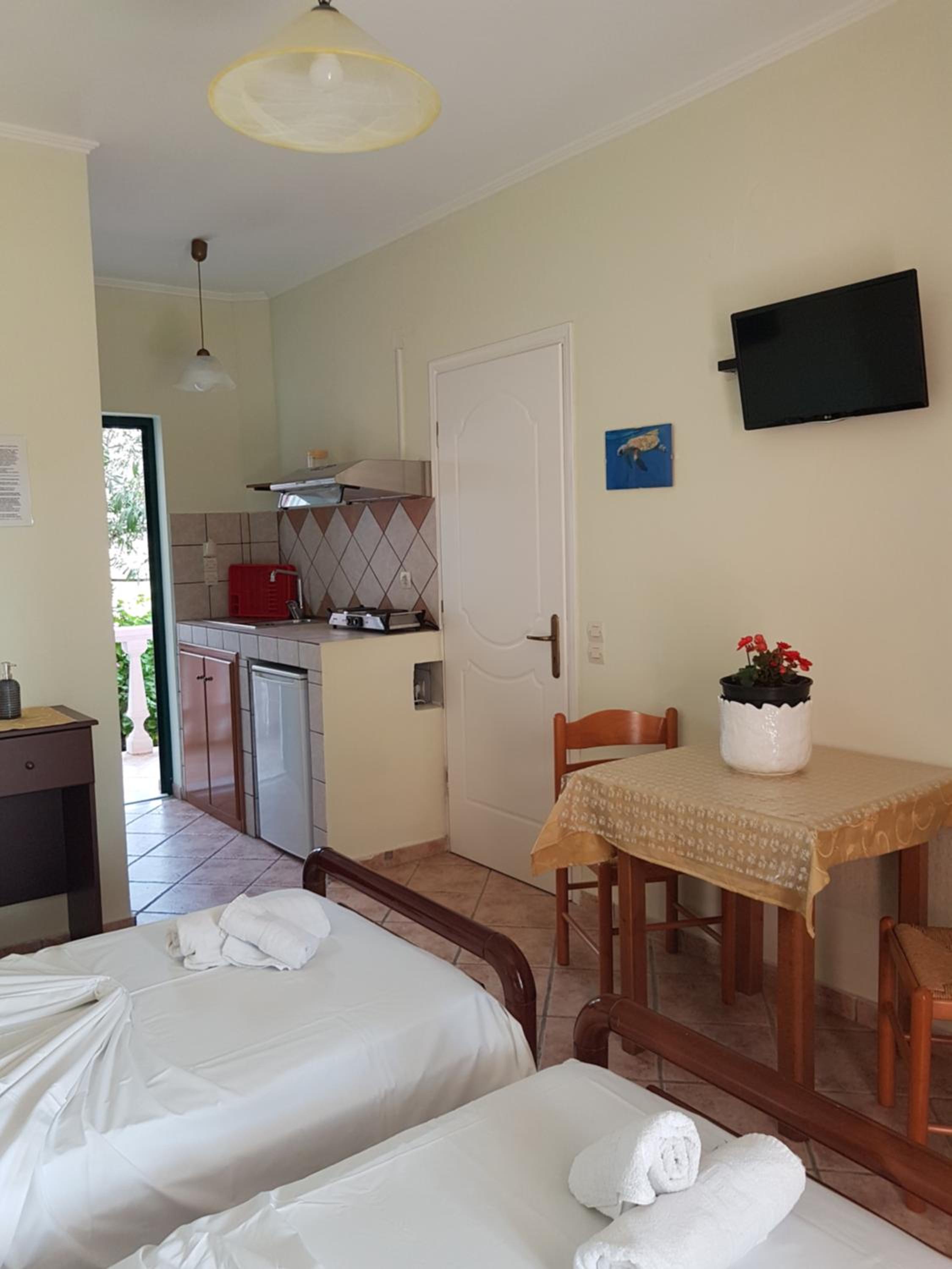 Twin Room with Private Bathroom - Photo 8