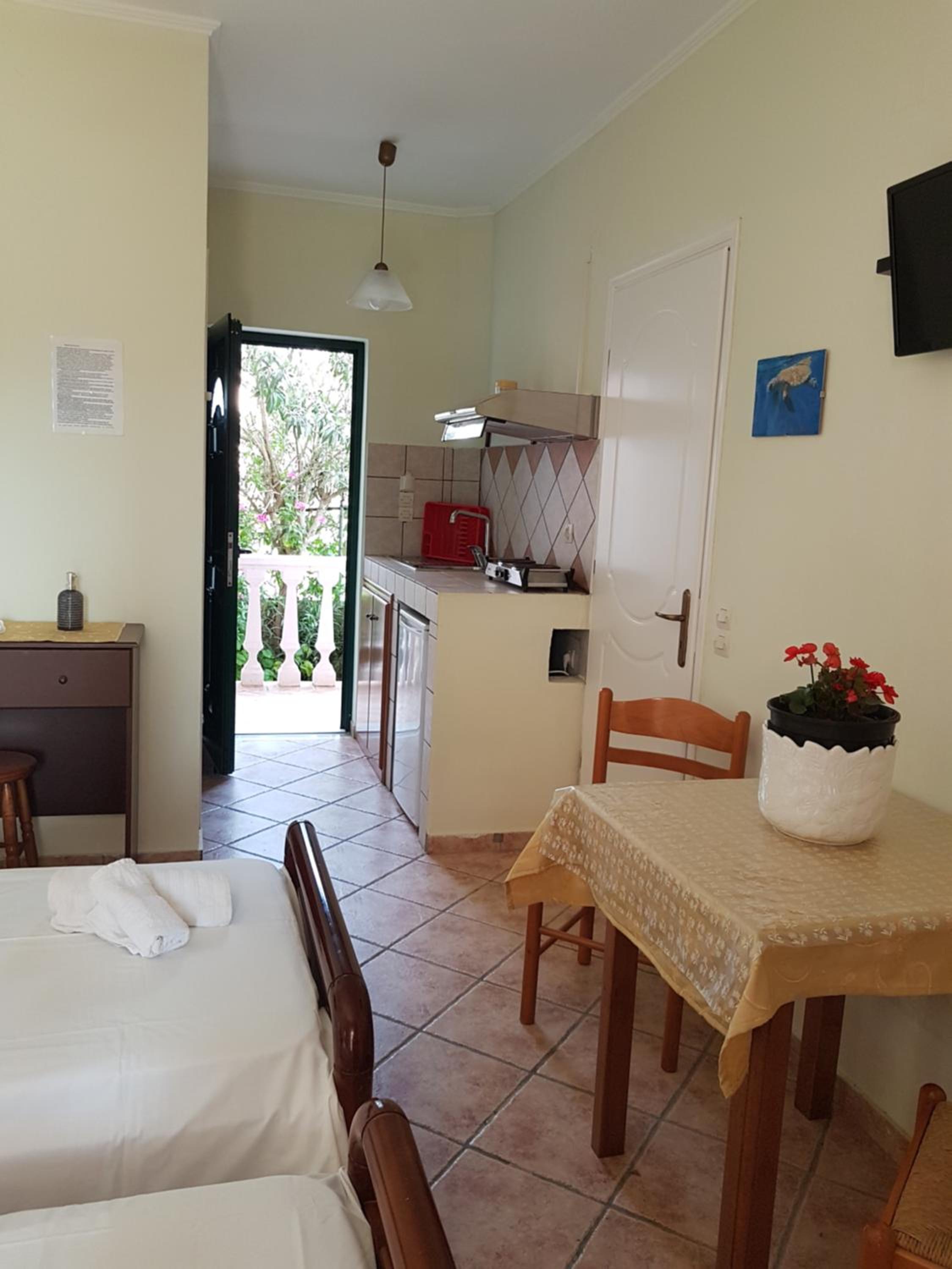 Twin Room with Private Bathroom - Photo 7