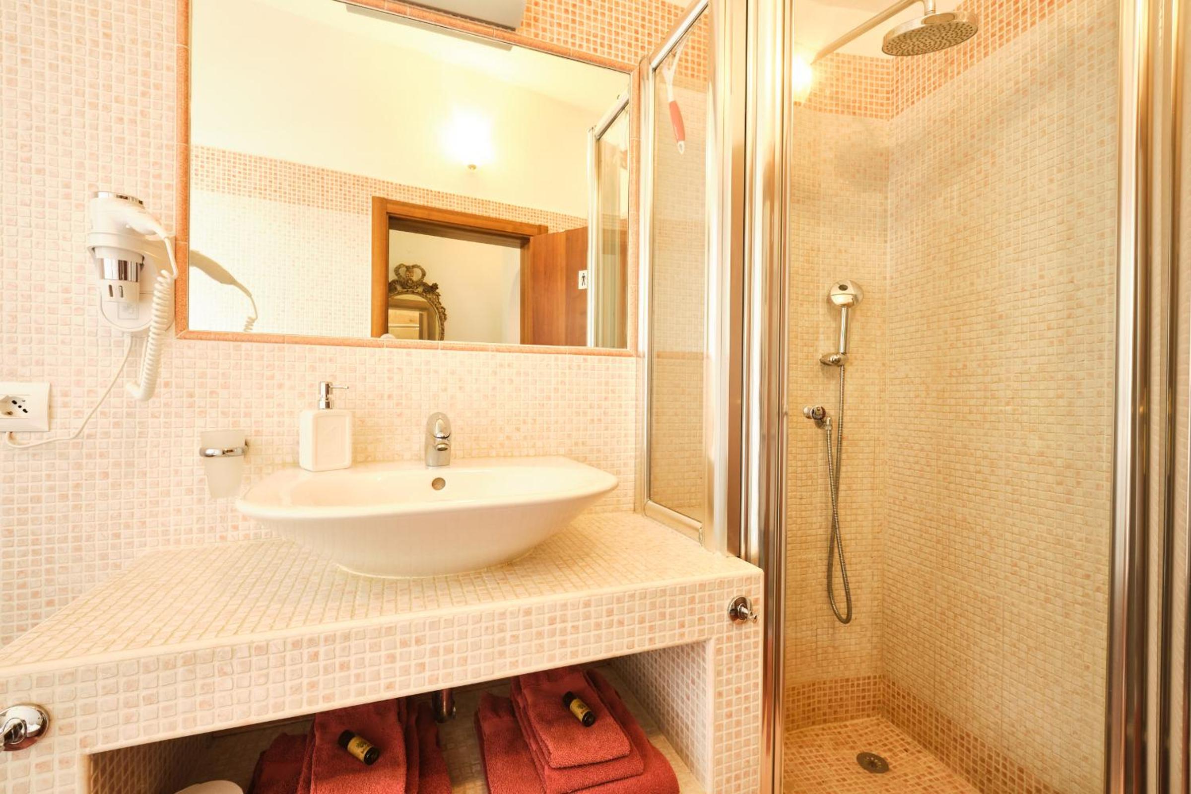 Double Room with Private External Bathroom photo 3