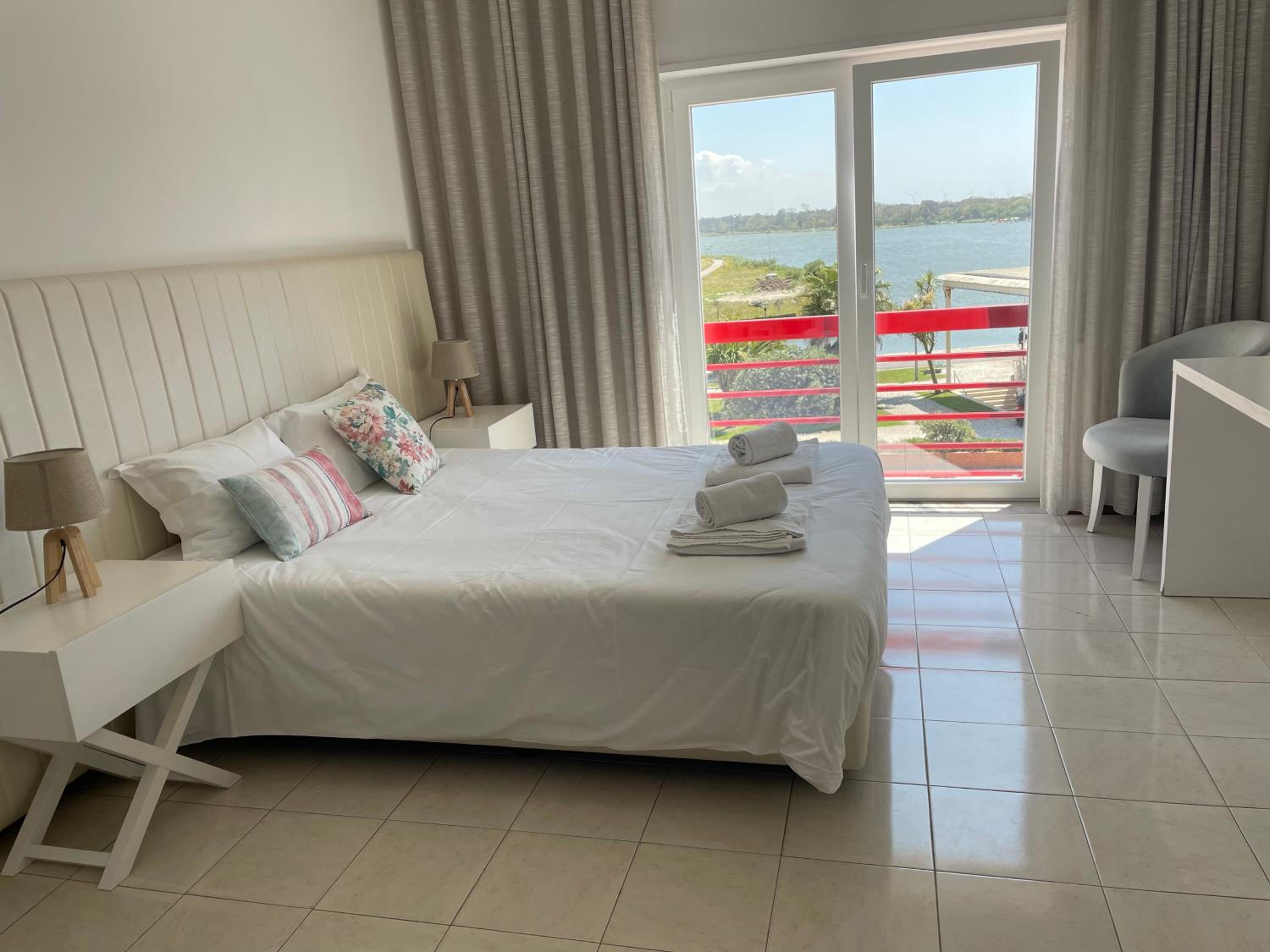 Apartment with Lake View - Photo 3