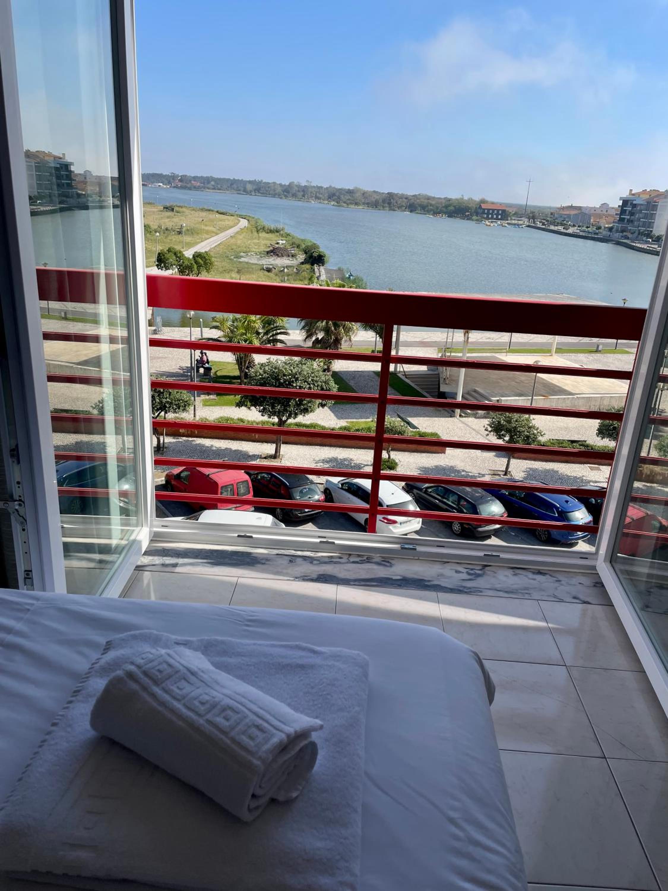 Apartment with Lake View - Photo 4