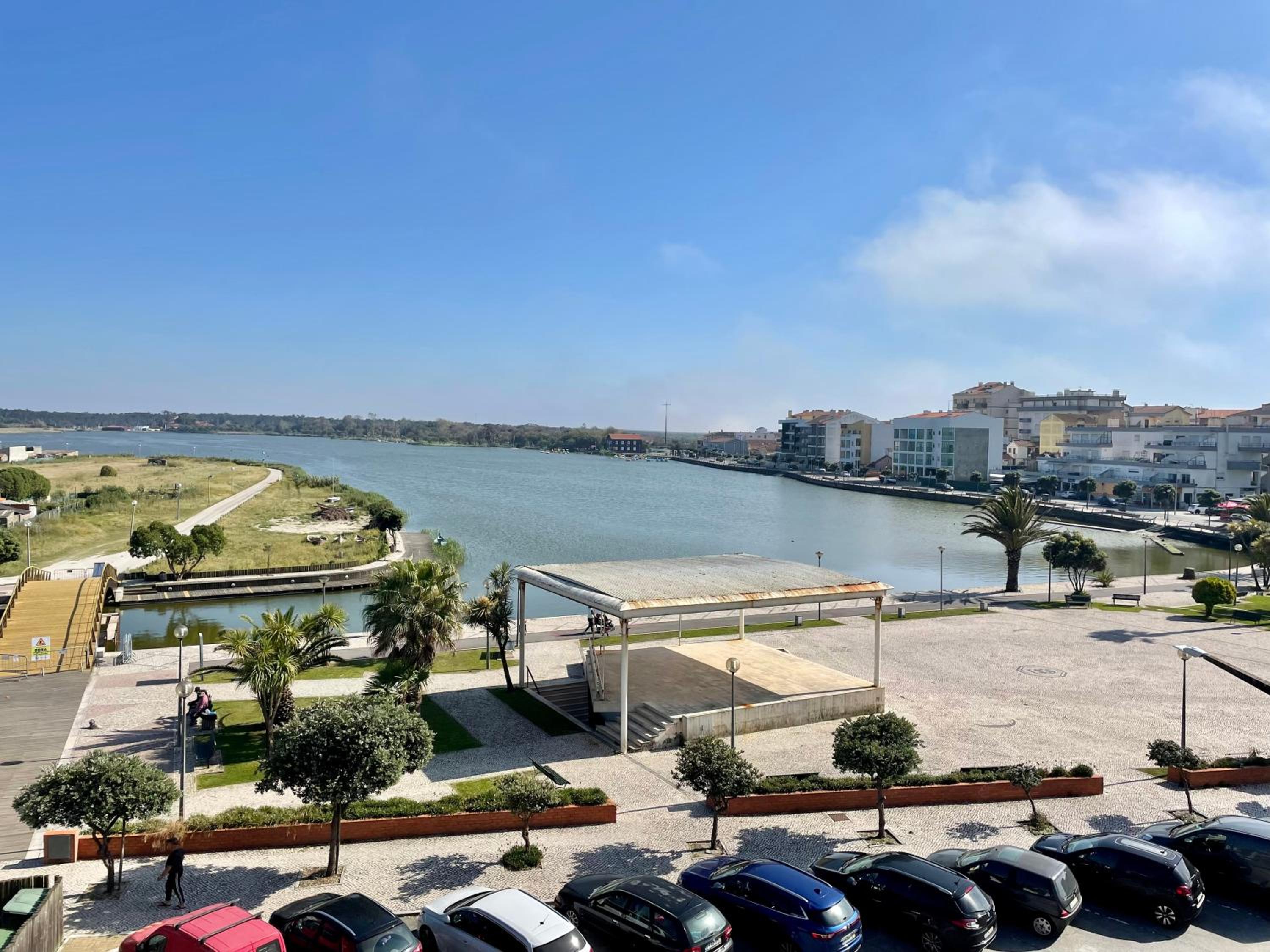 Apartment with Lake View - Photo 5