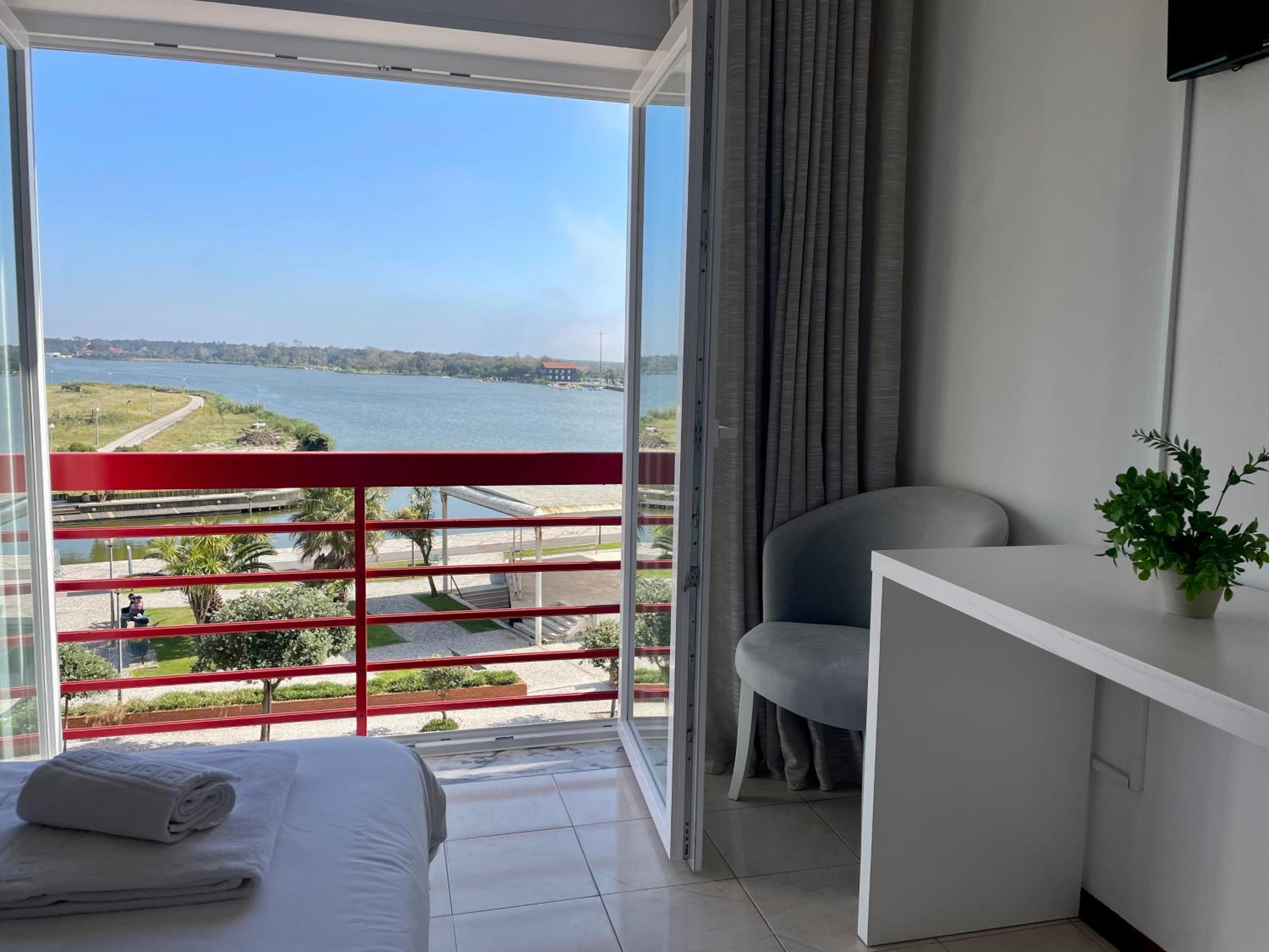 Apartment with Lake View - Photo 6