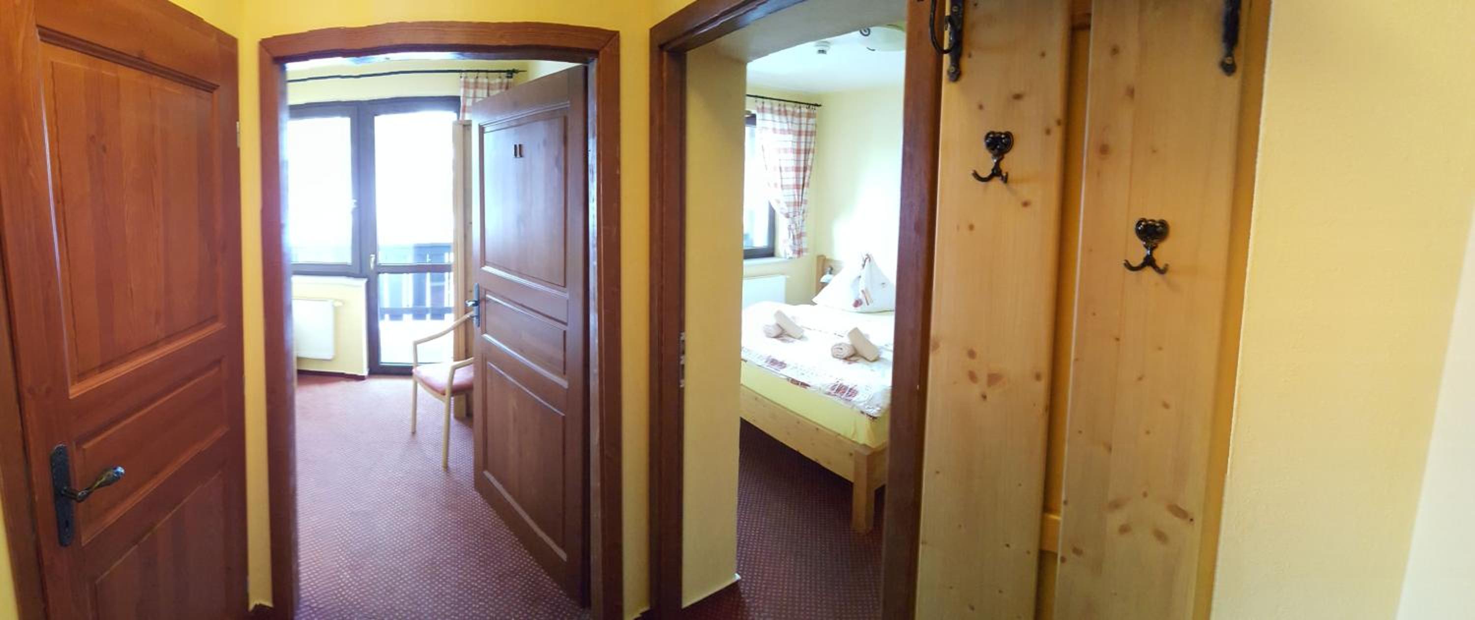 Quadruple Room with Bathroom - Photo 2
