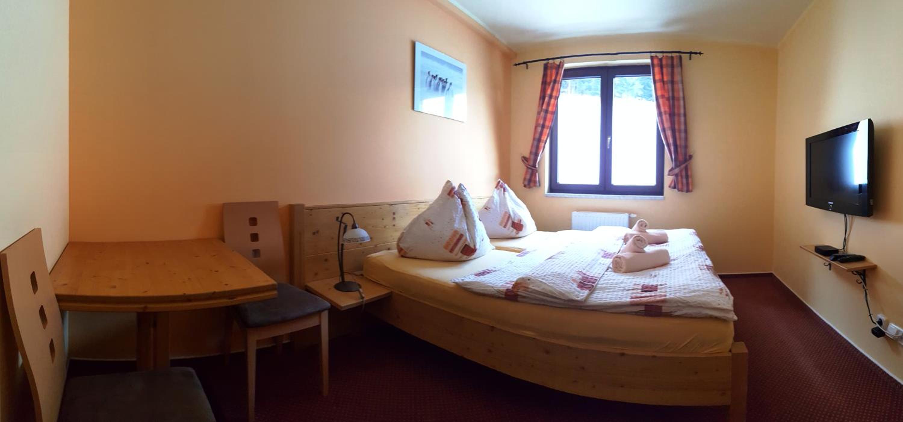 Quadruple Room with Bathroom - Photo 4