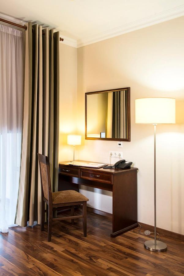 One-Bedroom Apartment - Photo 2